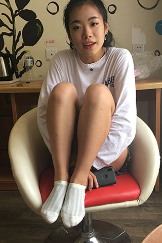 旅馆越拍小女生棉袜脚丫