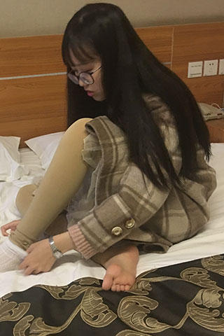 旅馆越拍四眼小女生棉袜脚丫