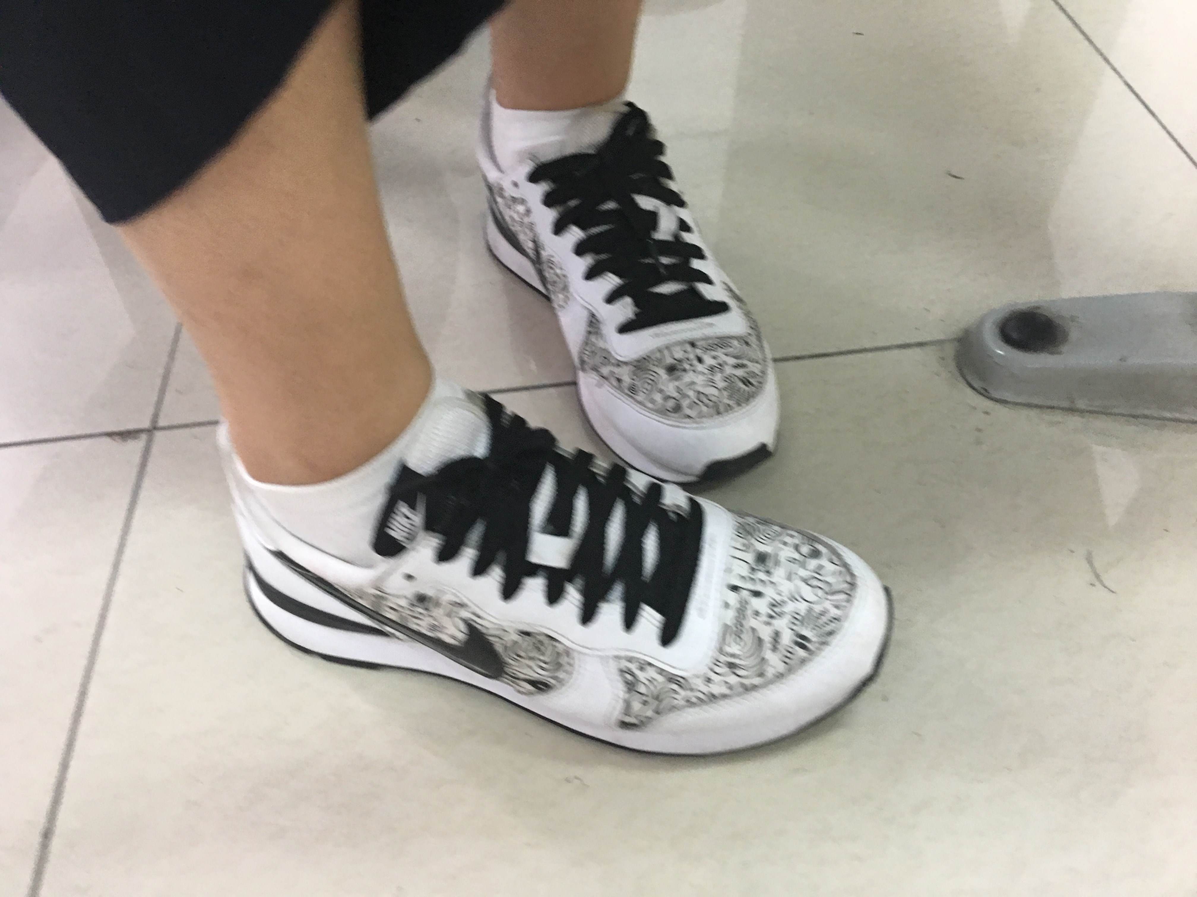 《眼镜学妹的棉袜脚丫》作品图