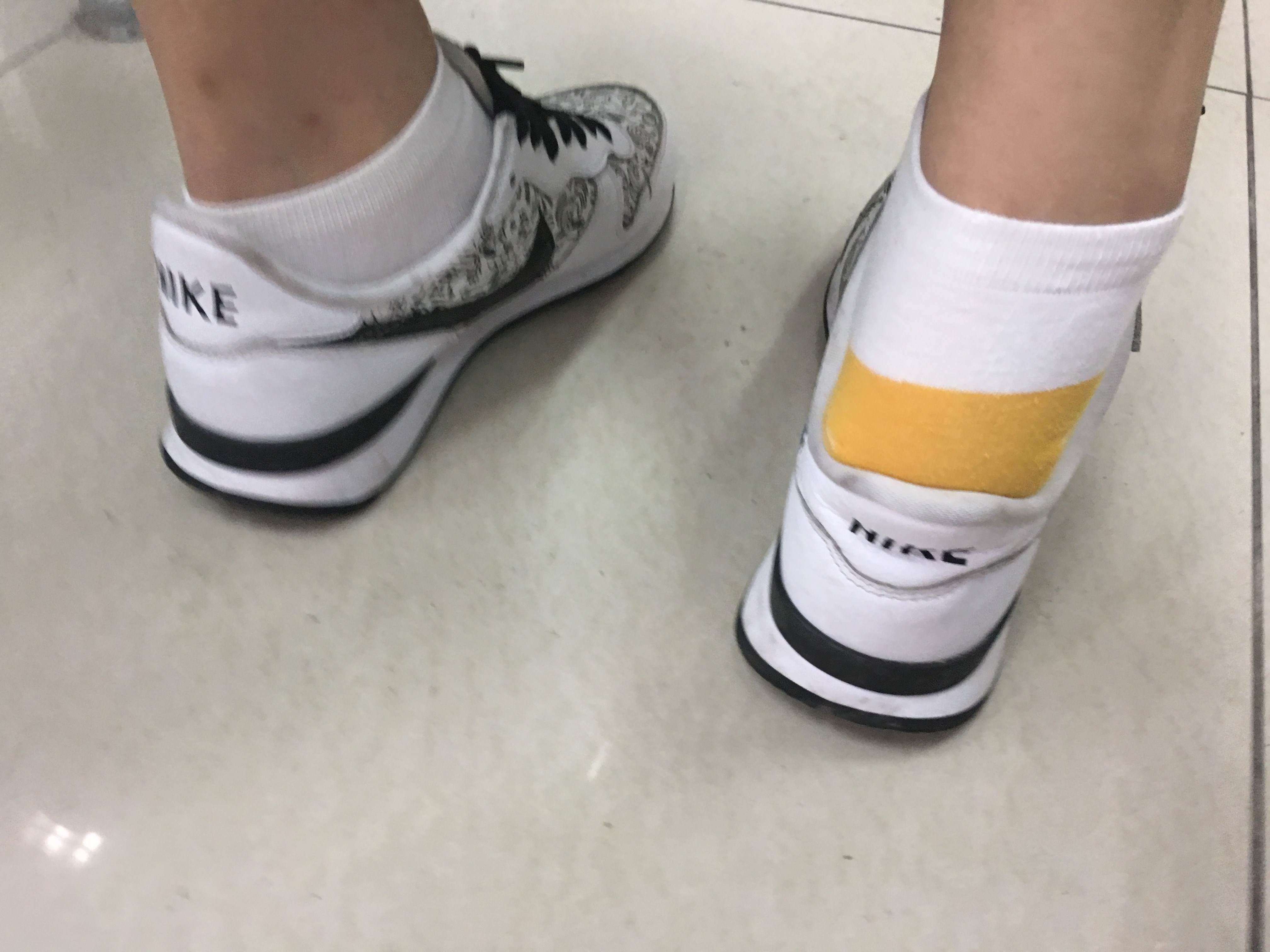 《眼镜学妹的棉袜脚丫》作品图