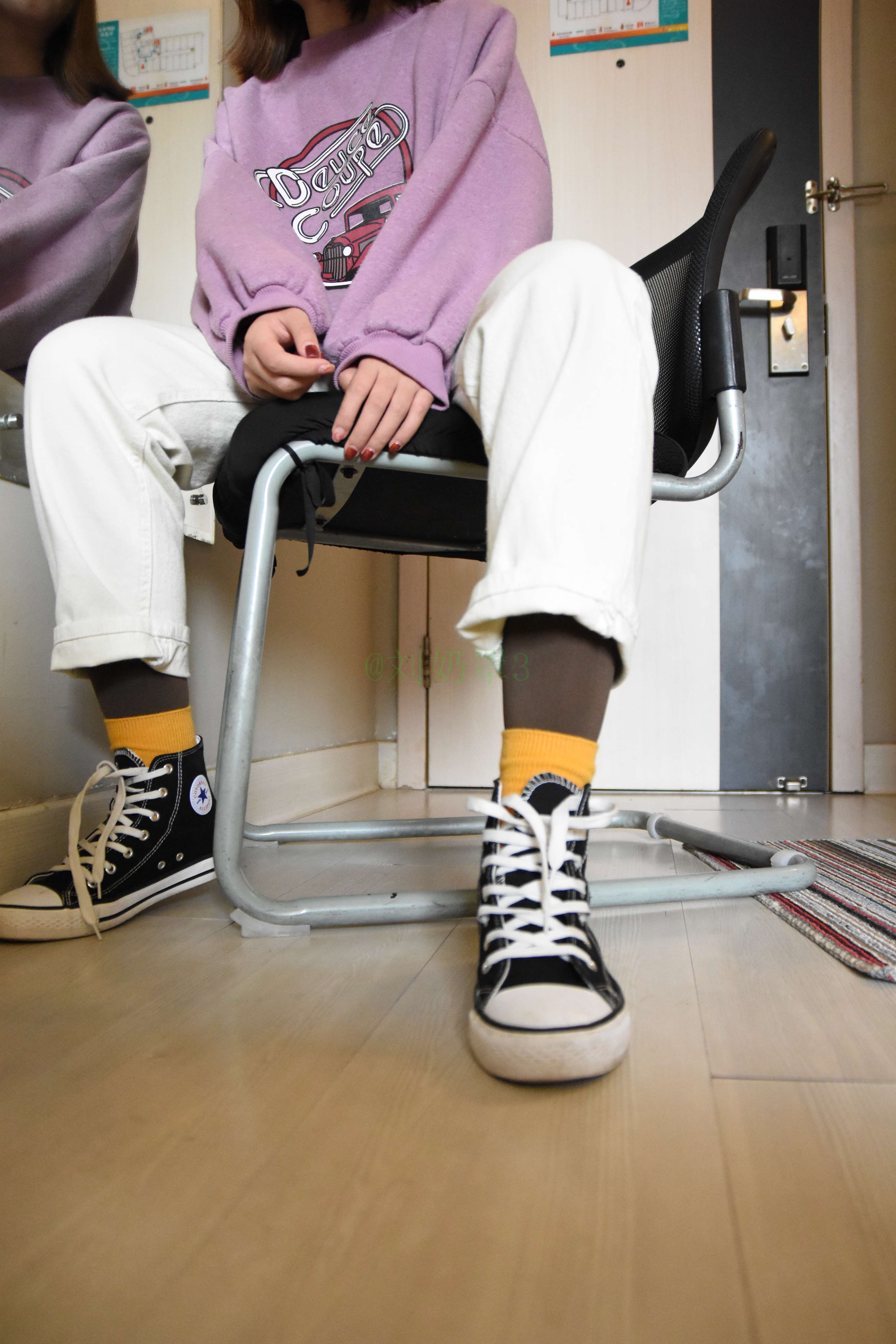 《小姐姐私房各种袜子换着拍》作品图