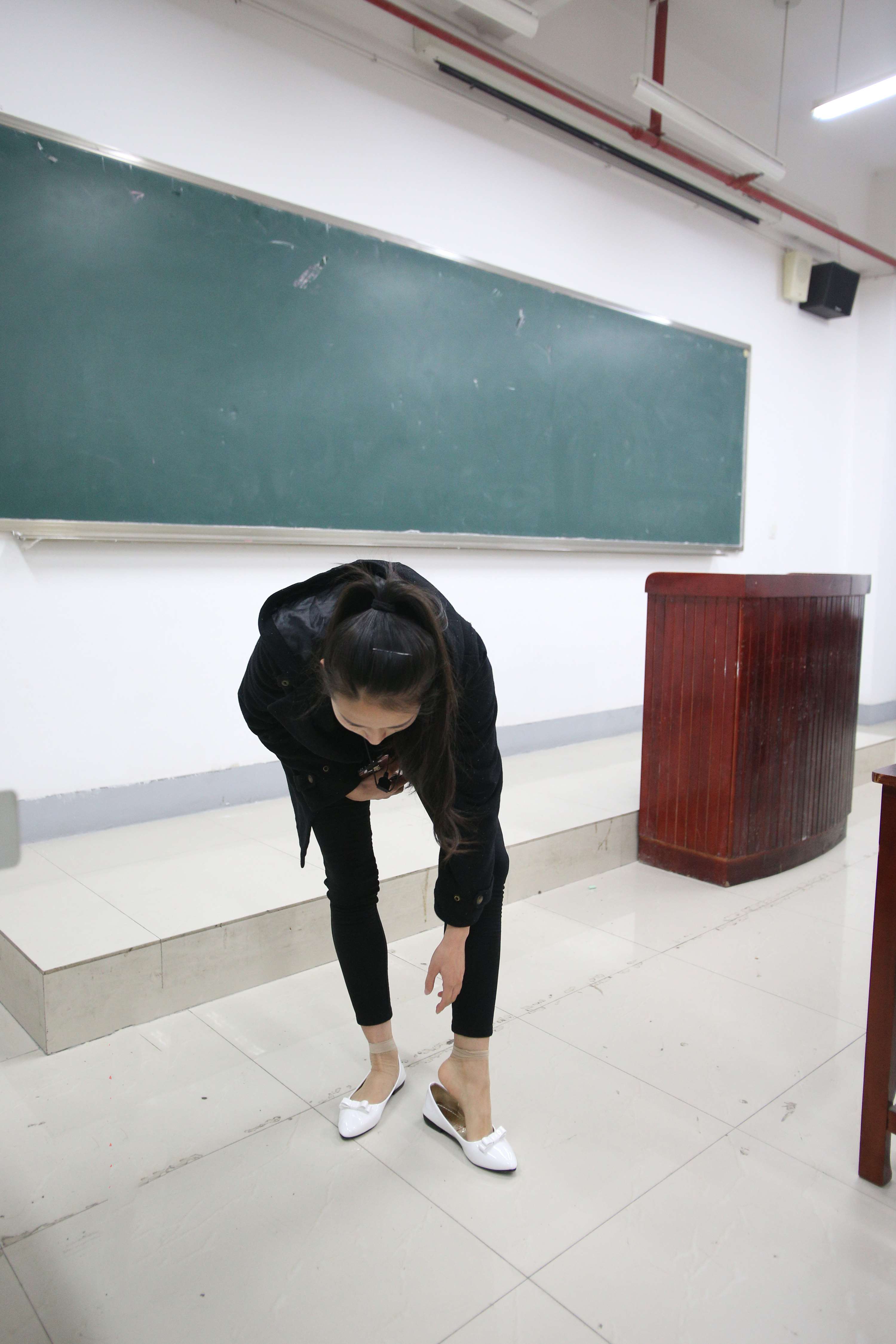 《学妹教室平底鞋の丝袜脚丫+视频1个》作品图