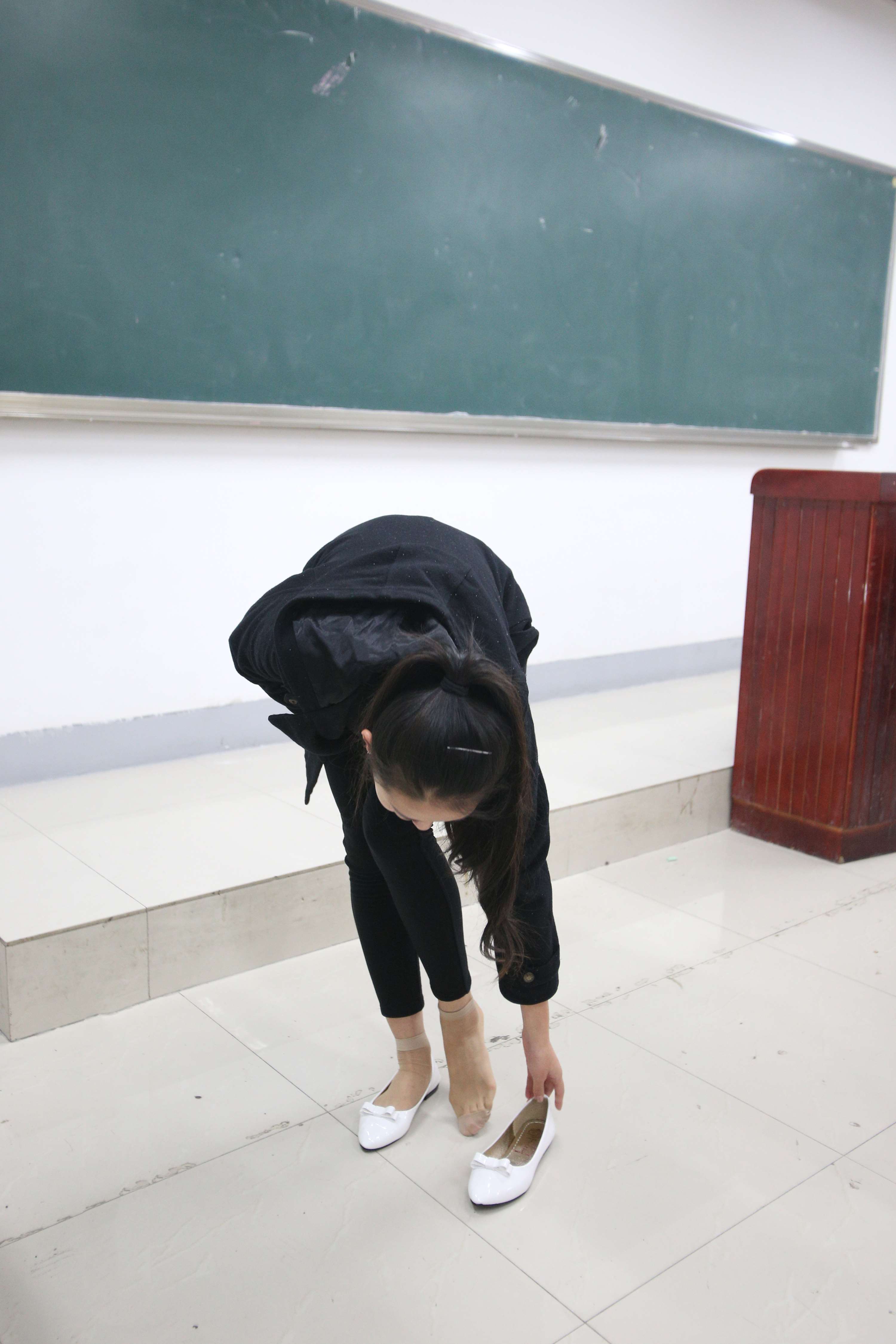 《学妹教室平底鞋の丝袜脚丫+视频1个》作品图