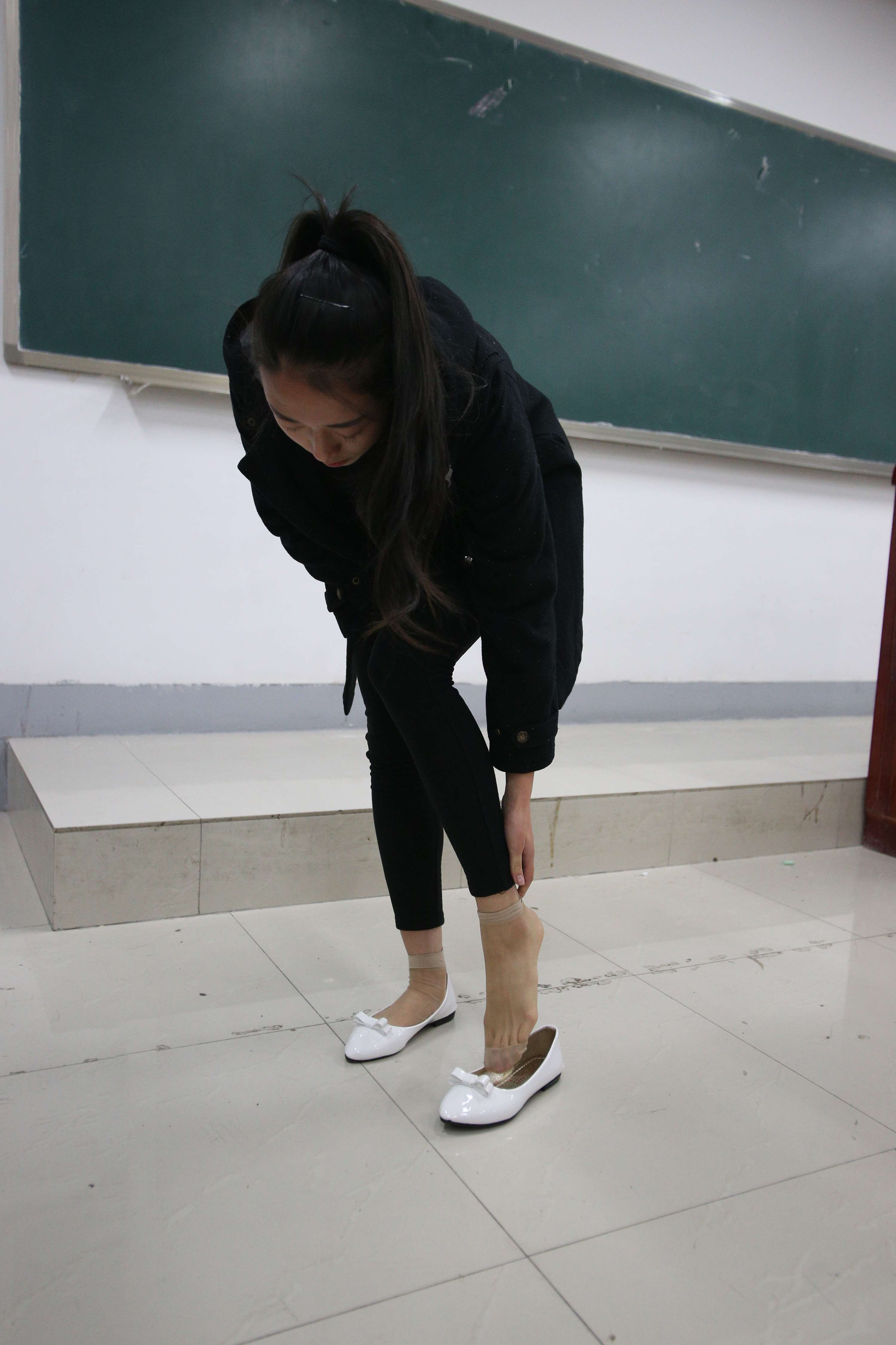 《学妹教室平底鞋の丝袜脚丫+视频1个》作品图