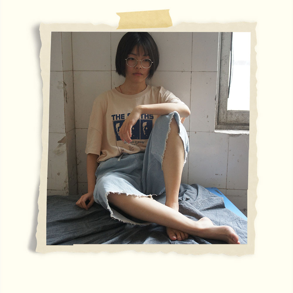 短发小姐姐的足弓