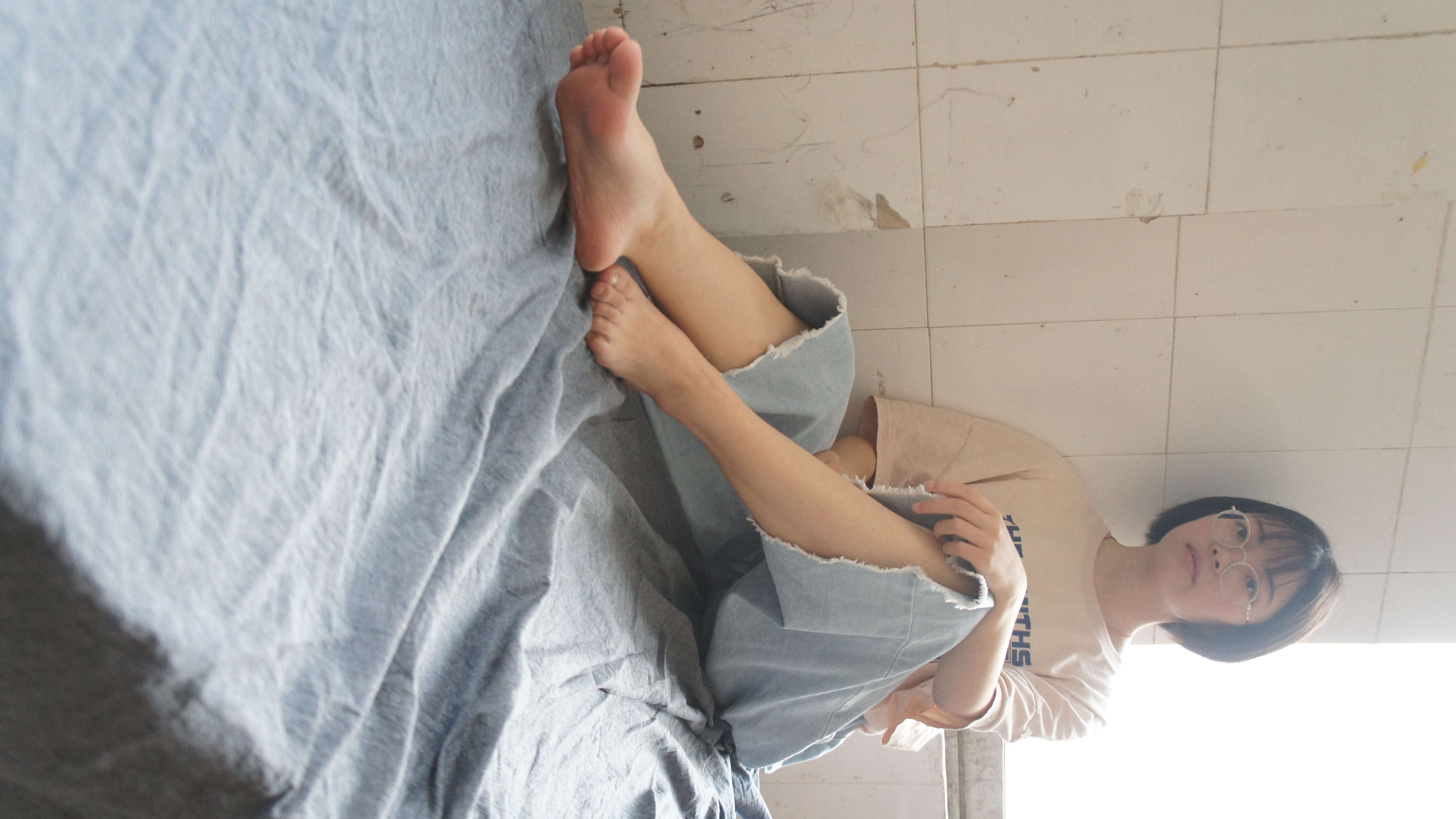 《短发小姐姐的足弓》作品图