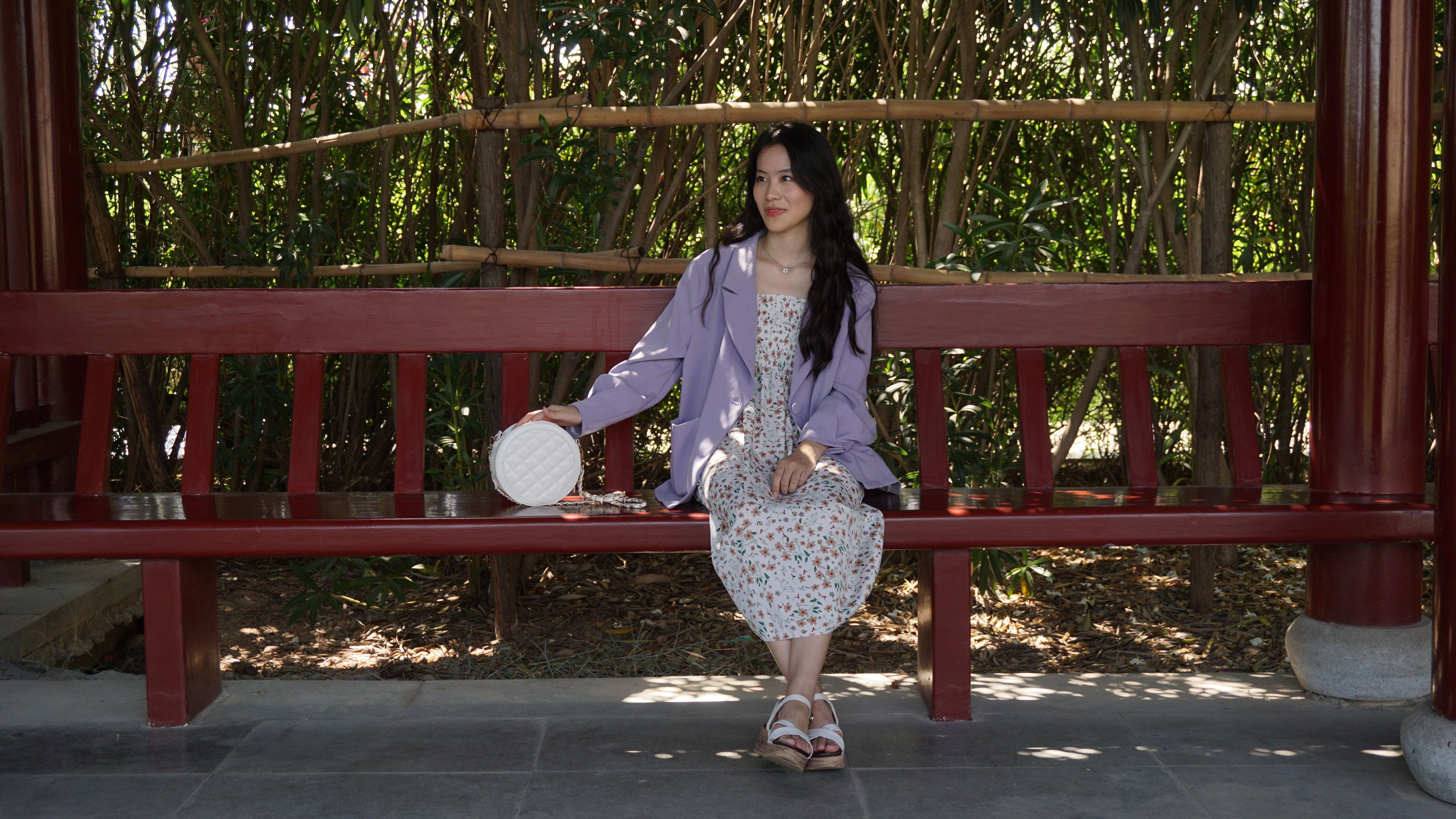 《公园碎花裙の裸足脚丫》作品图