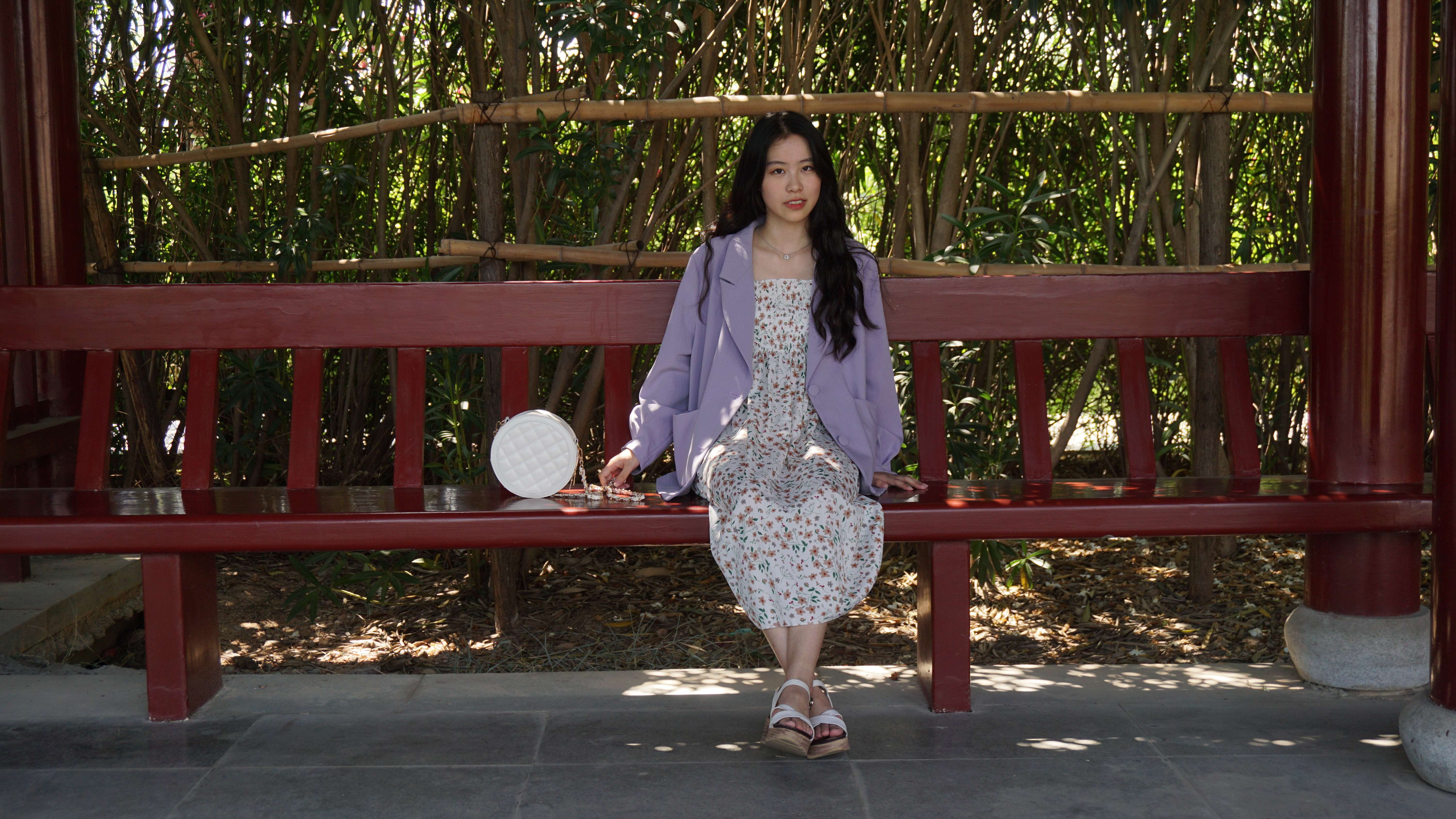 《公园碎花裙の裸足脚丫》作品图