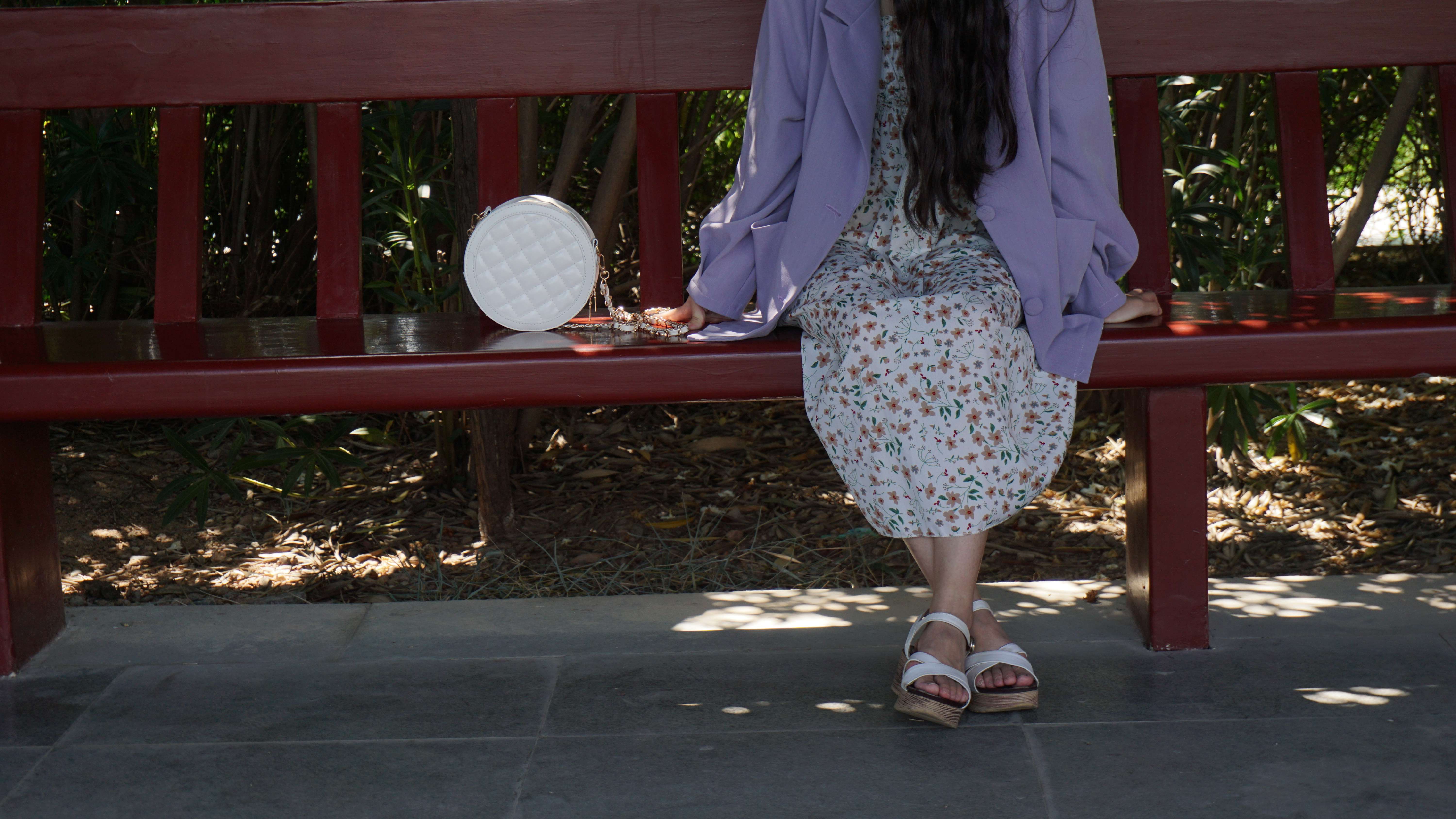 《公园碎花裙の裸足脚丫》作品图