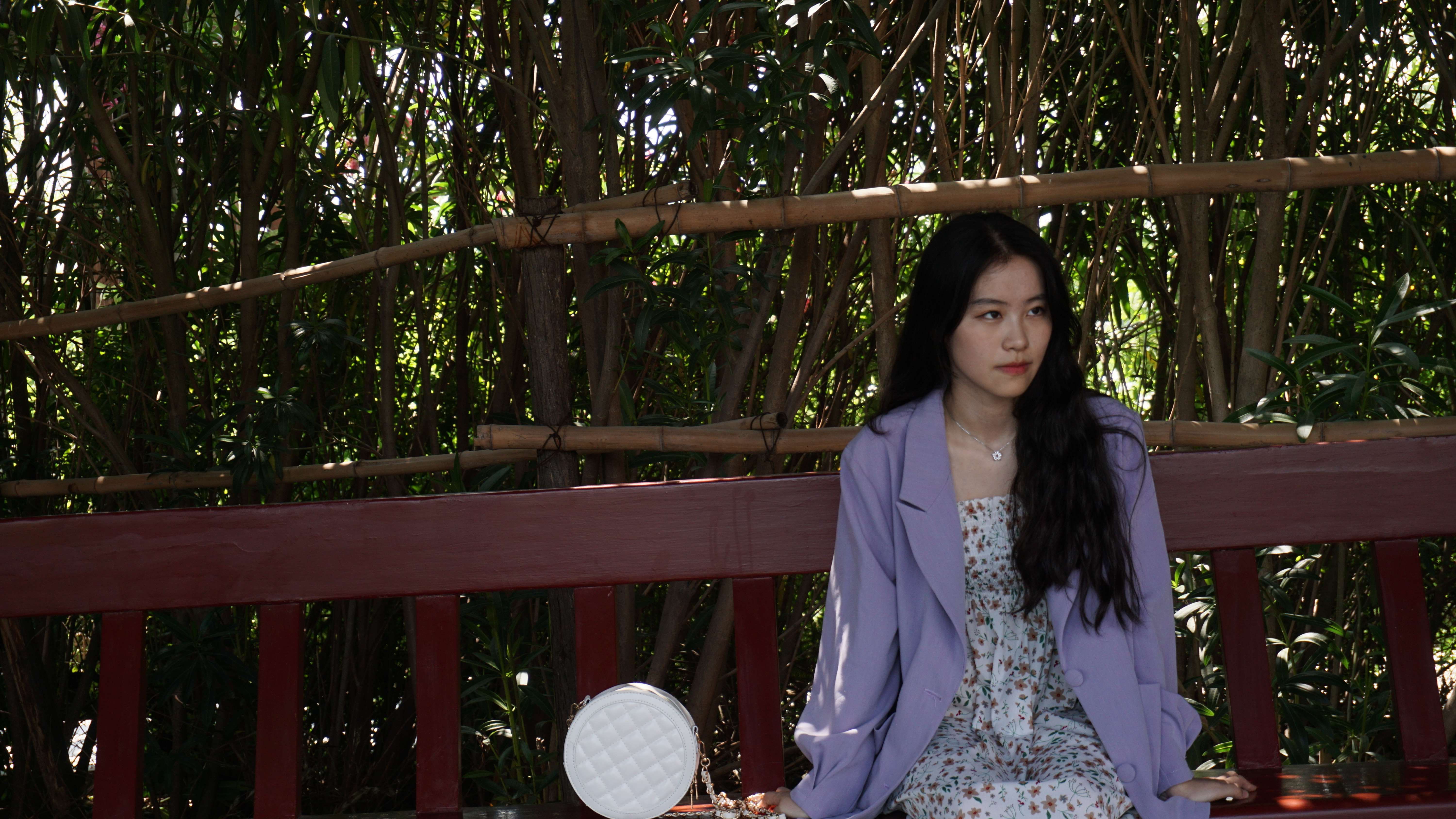 《公园碎花裙の裸足脚丫》作品图