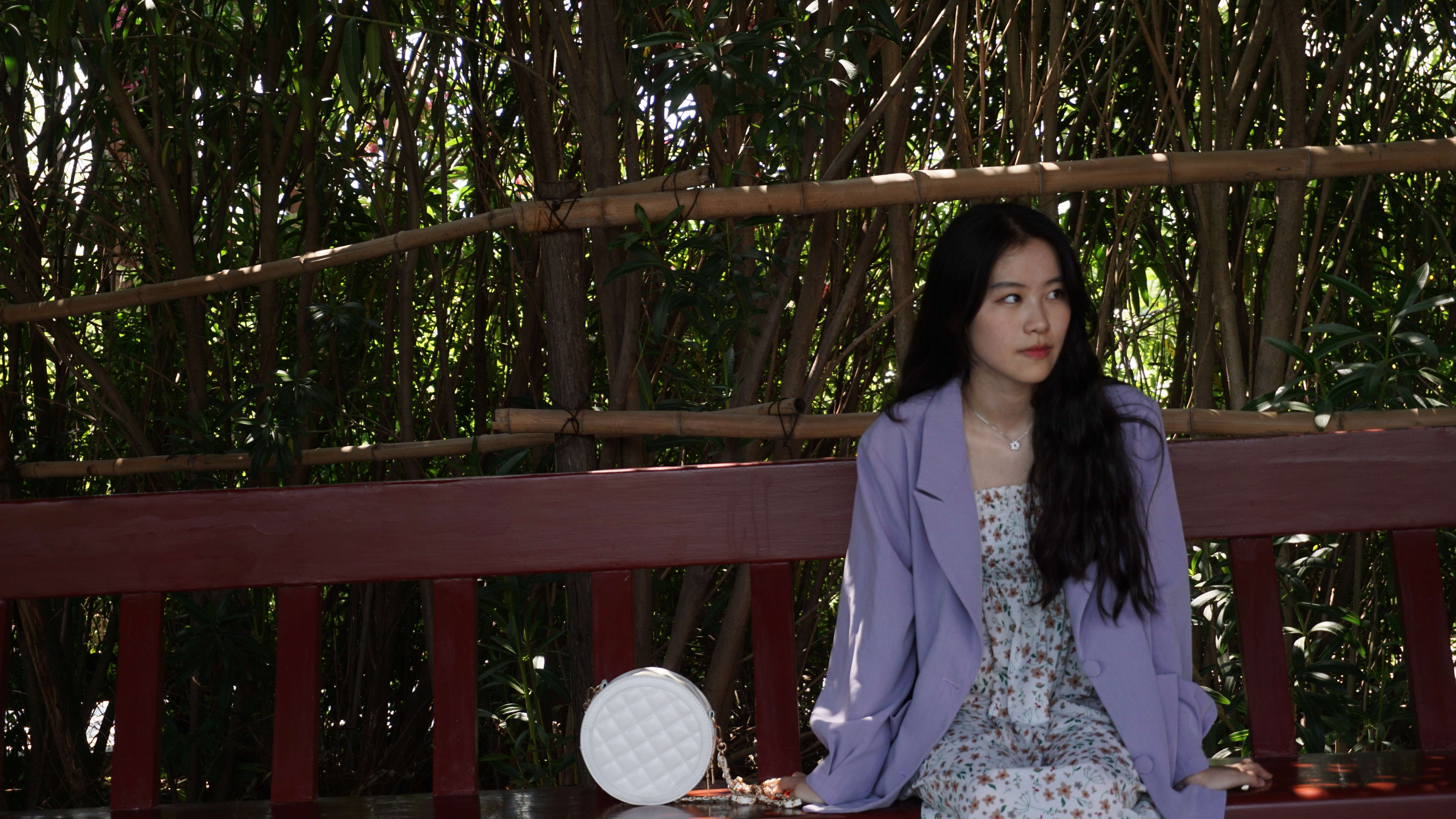 《公园碎花裙の裸足脚丫》作品图