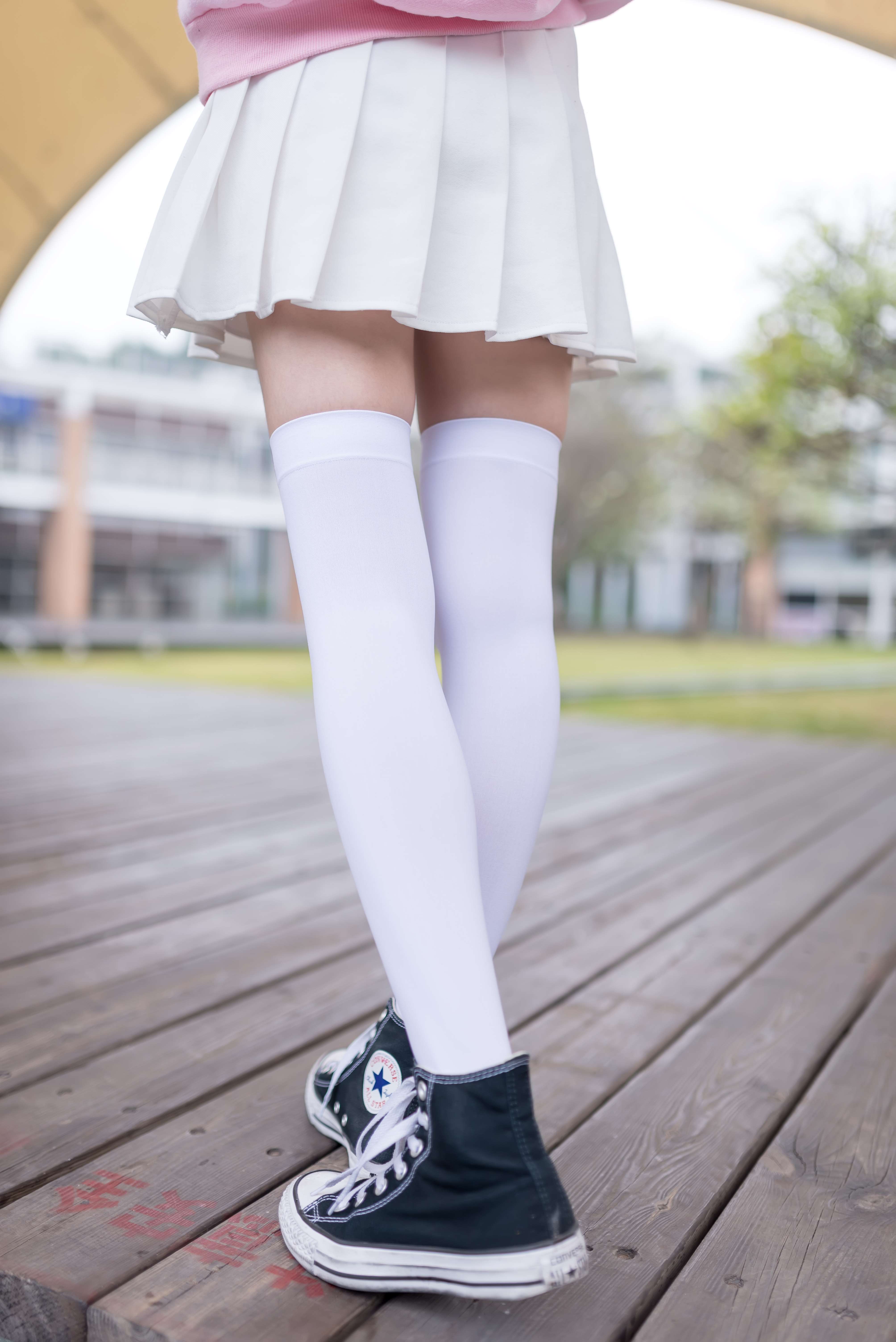 《高帮帆布鞋の长白丝袜》作品图