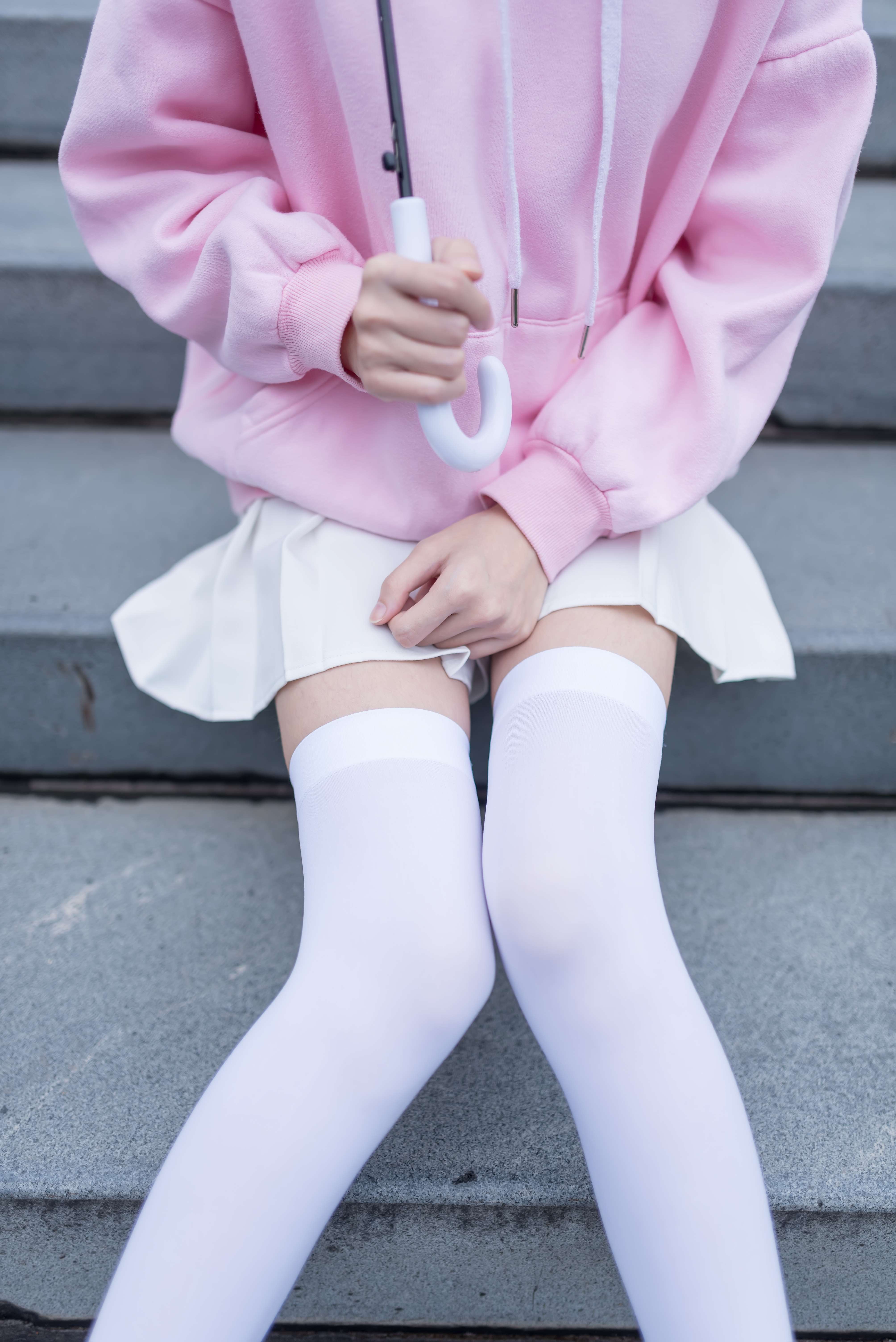 《高帮帆布鞋の长白丝袜》作品图