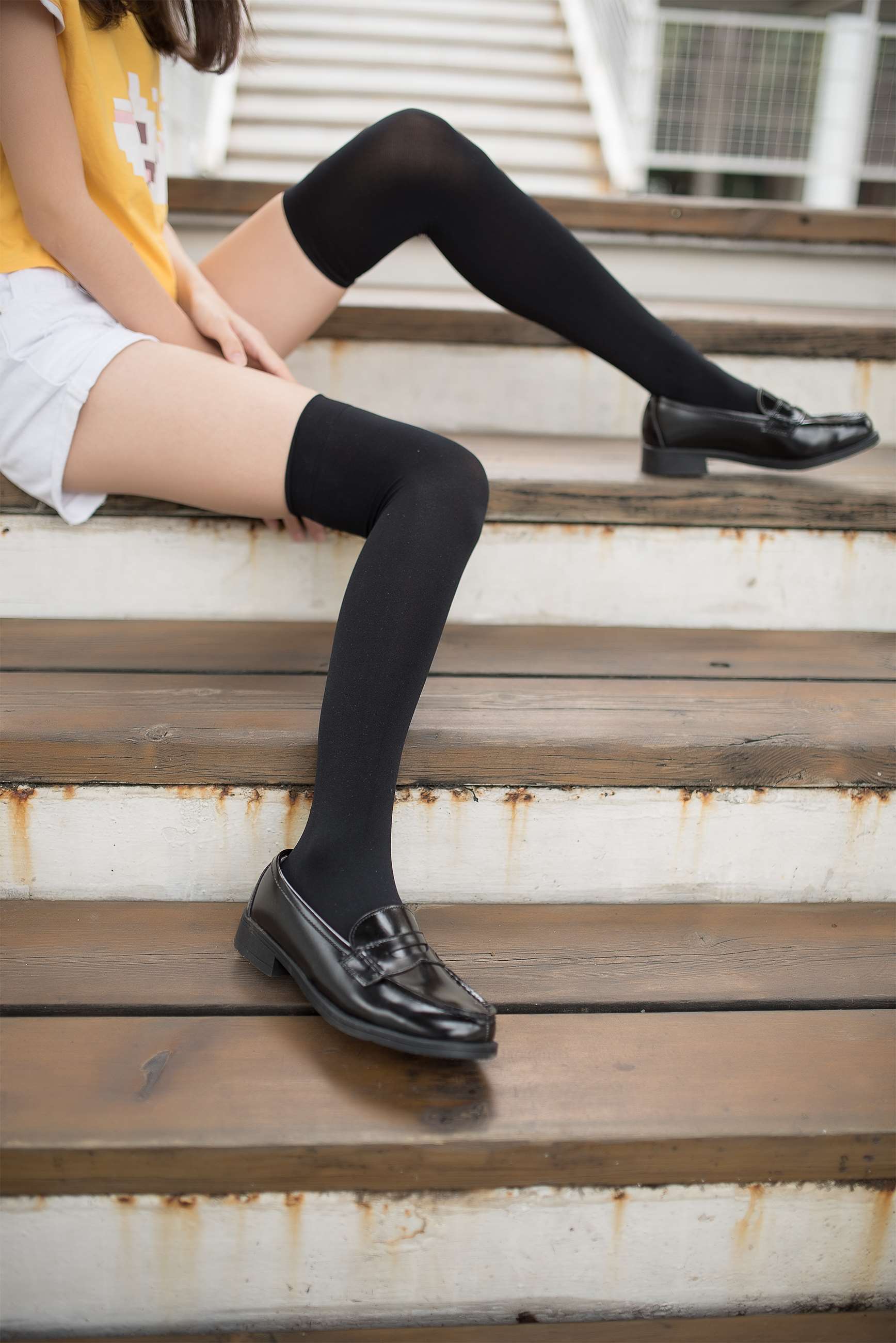 《小姐姐皮鞋の黑丝袜脚丫》作品图