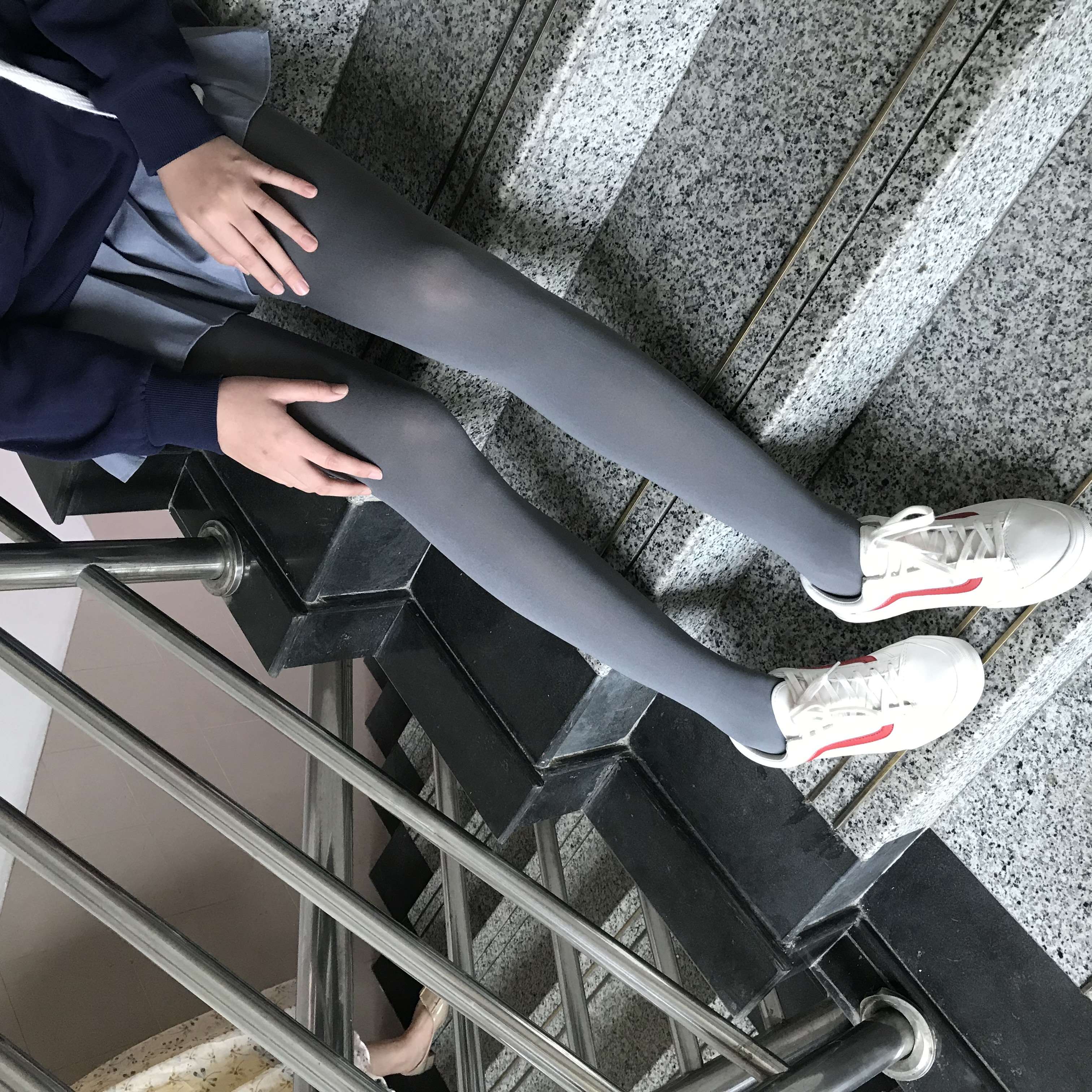 《校园回力の黑丝脚丫》作品图