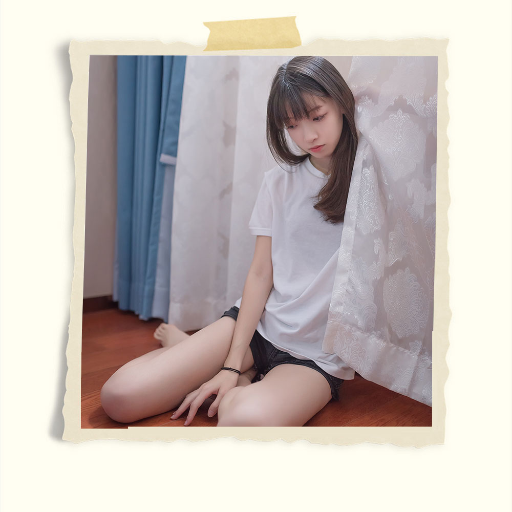 热裤赤足少女