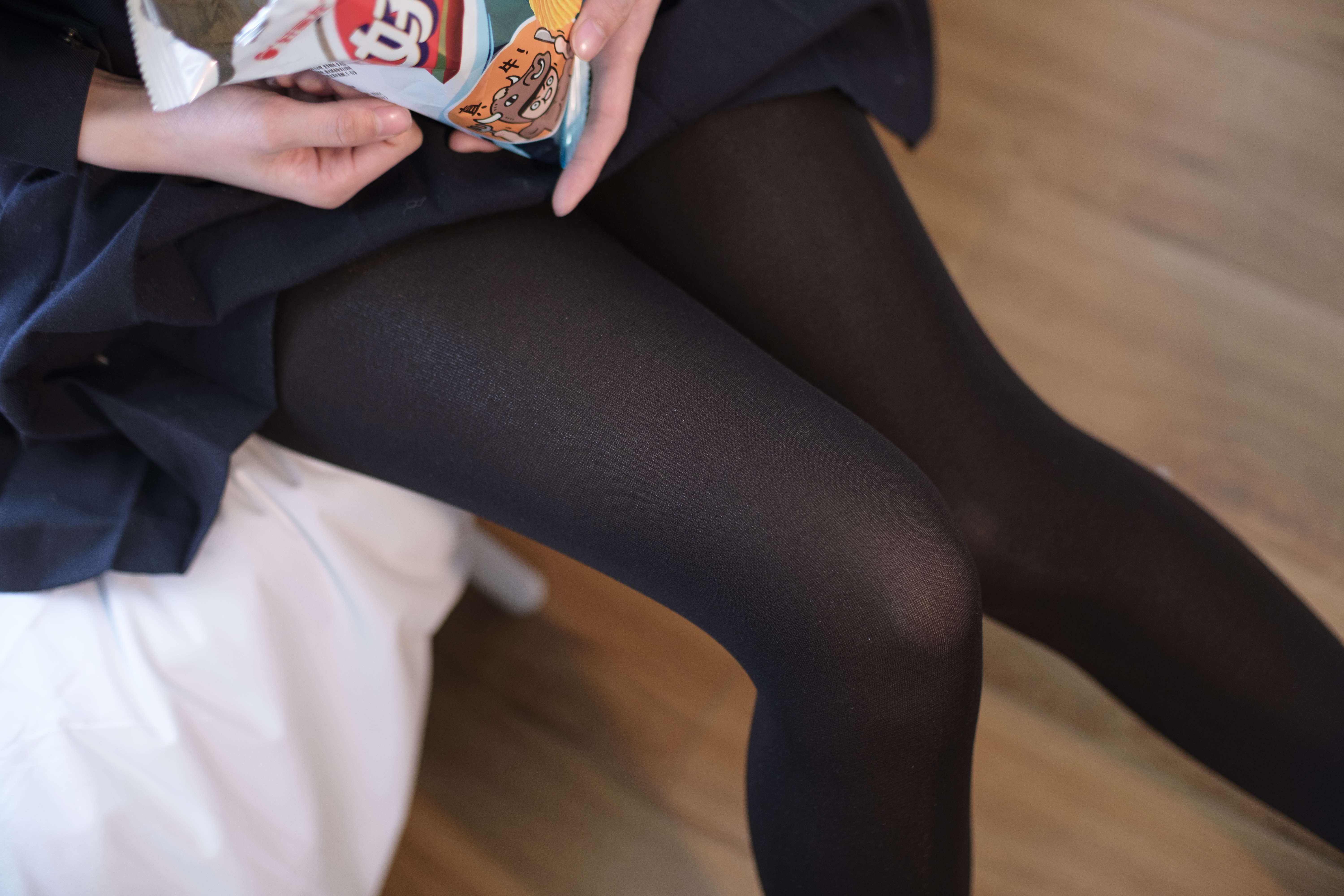 《零食黑丝脚丫少女+视频1个》作品图