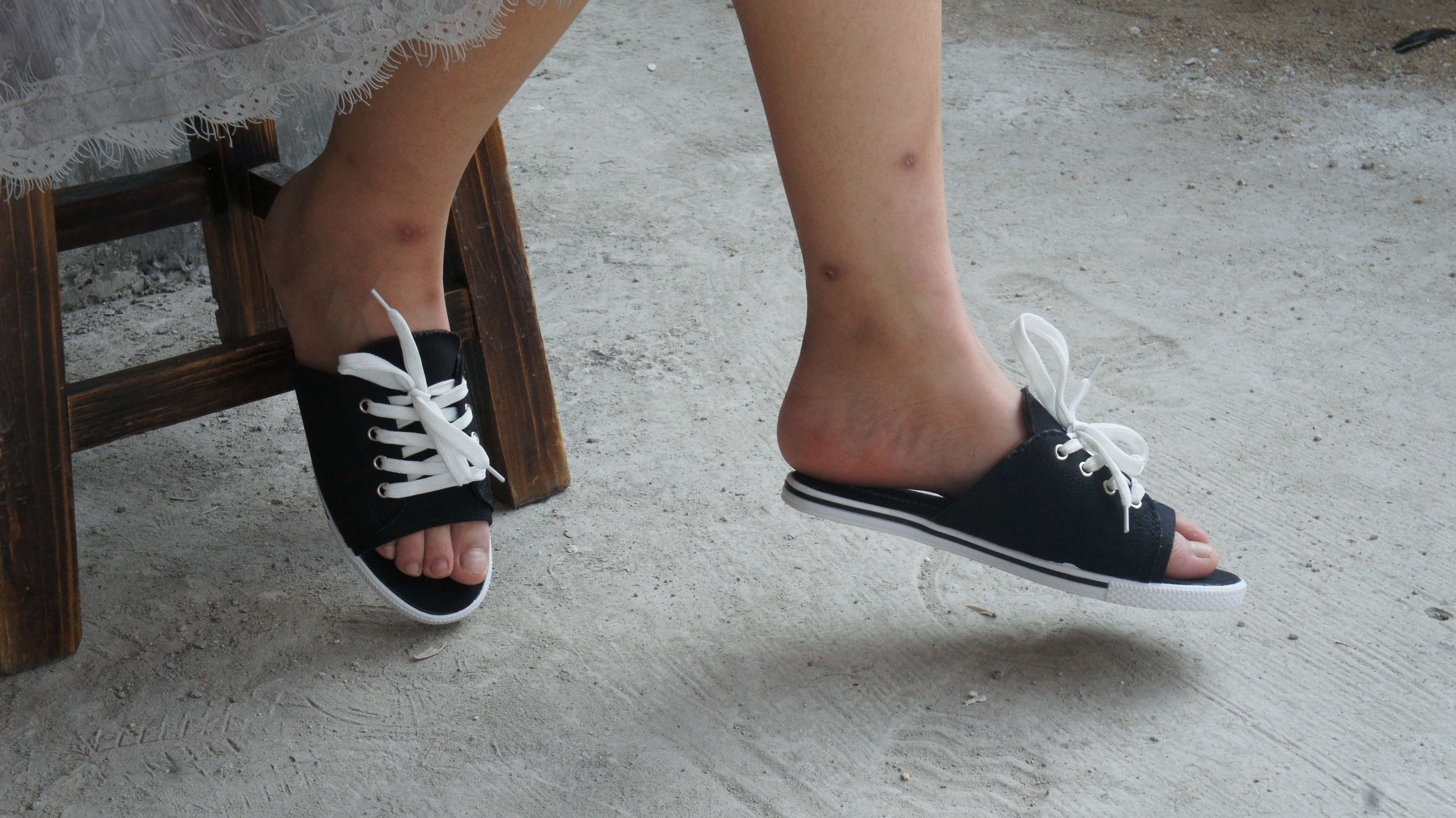 《学妹凉拖の裸足脚丫》作品图