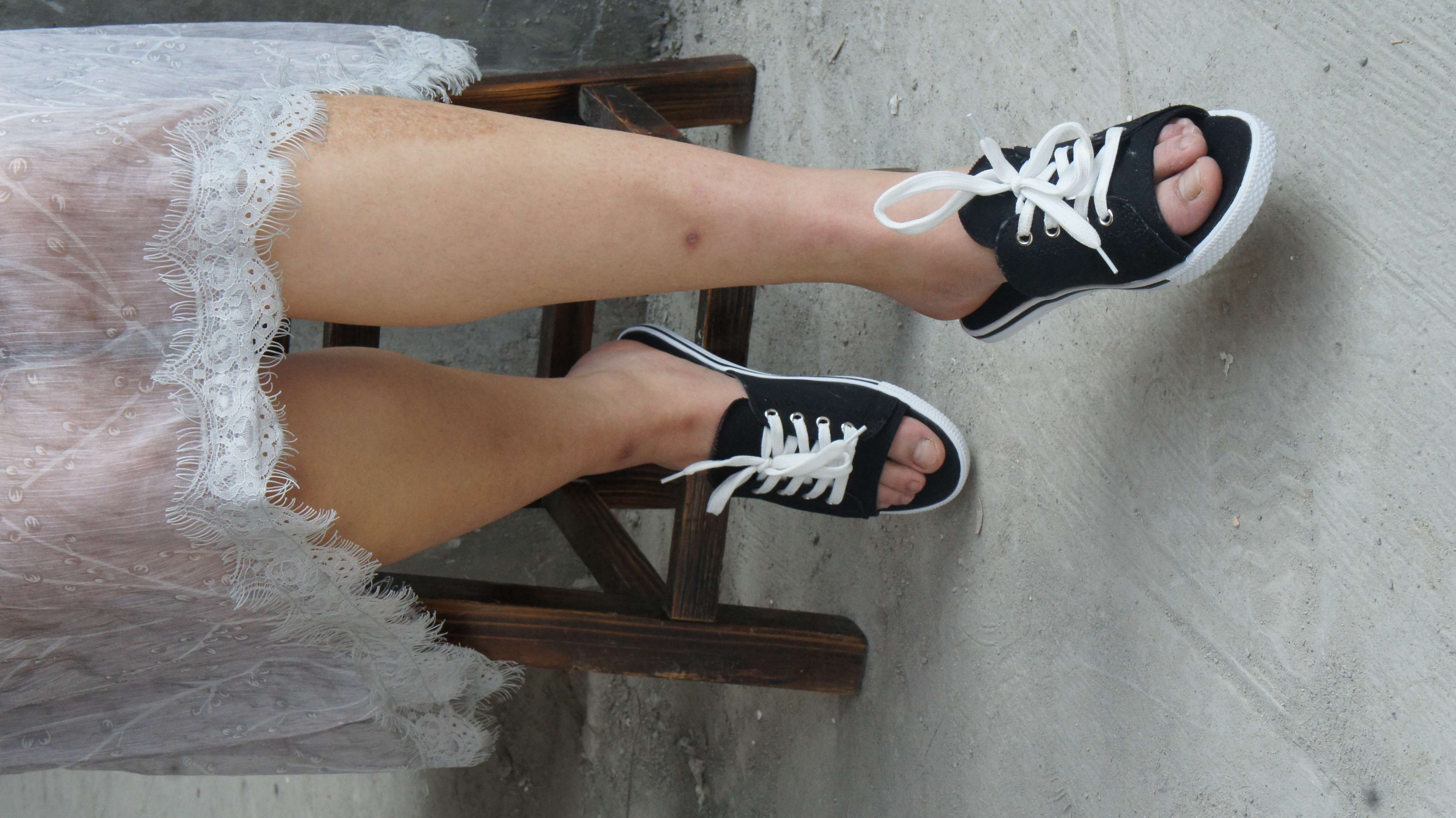 《学妹凉拖の裸足脚丫》作品图