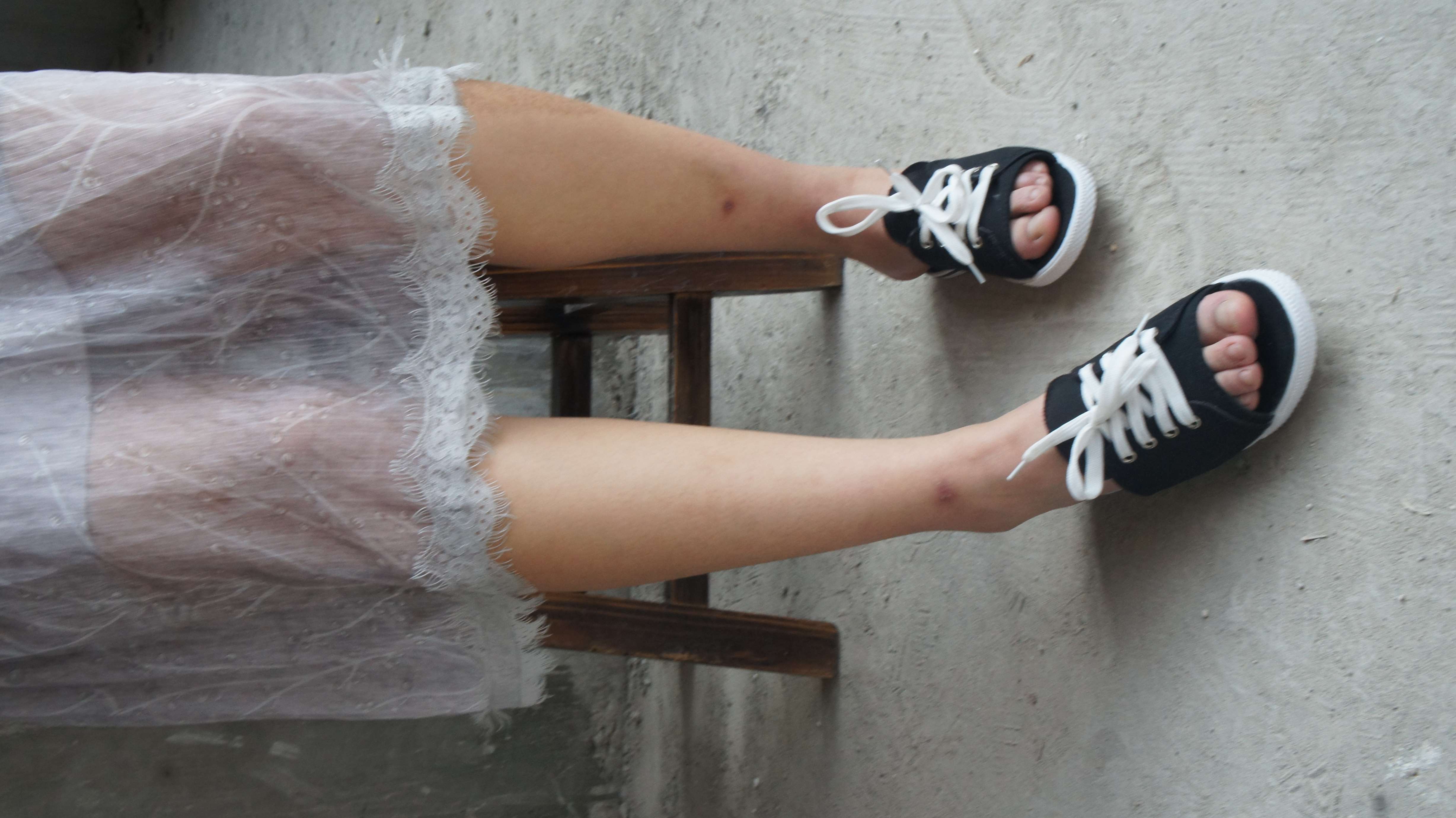 《学妹凉拖の裸足脚丫》作品图