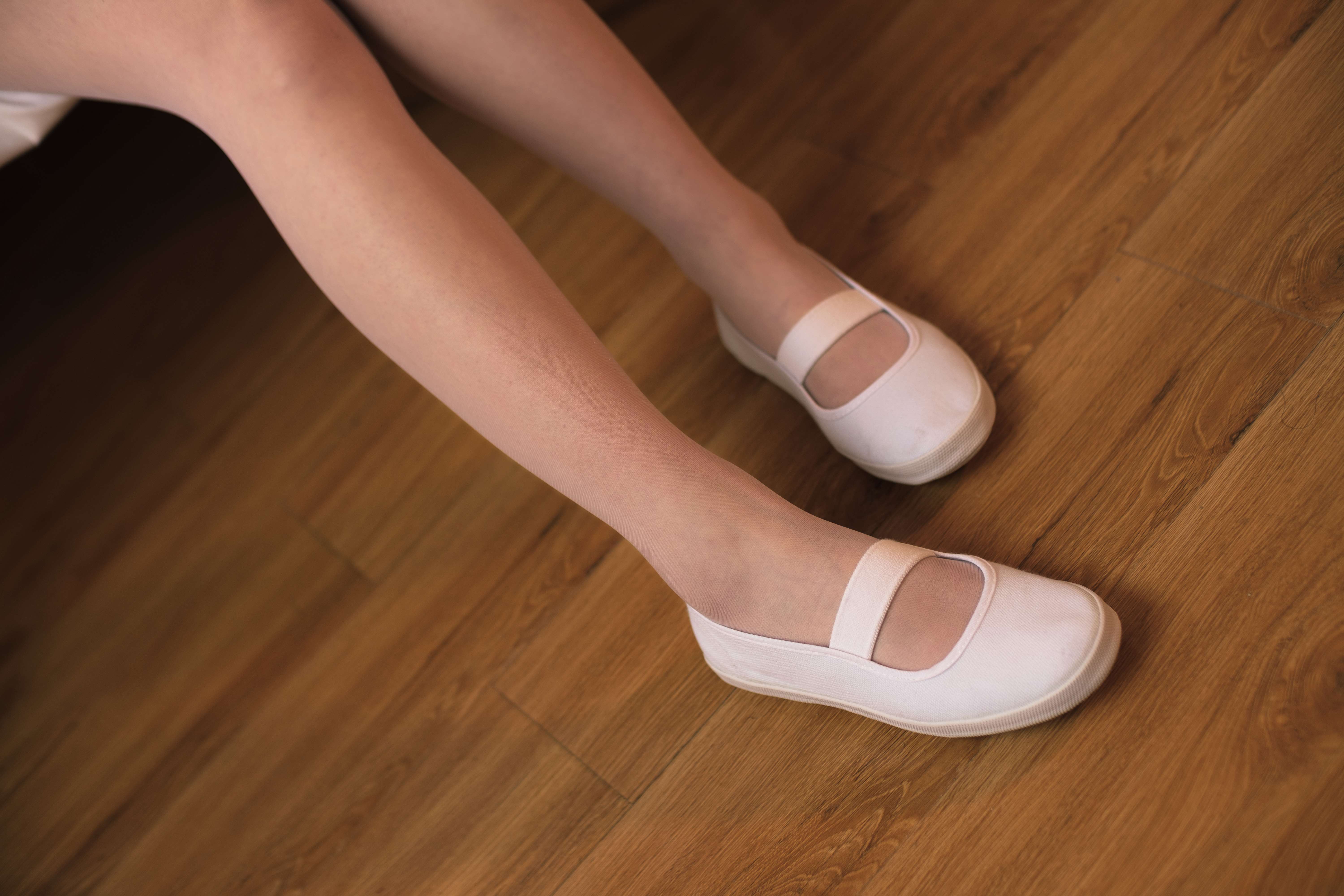 《少女校服白丝袜脚丫+视频1个》作品图