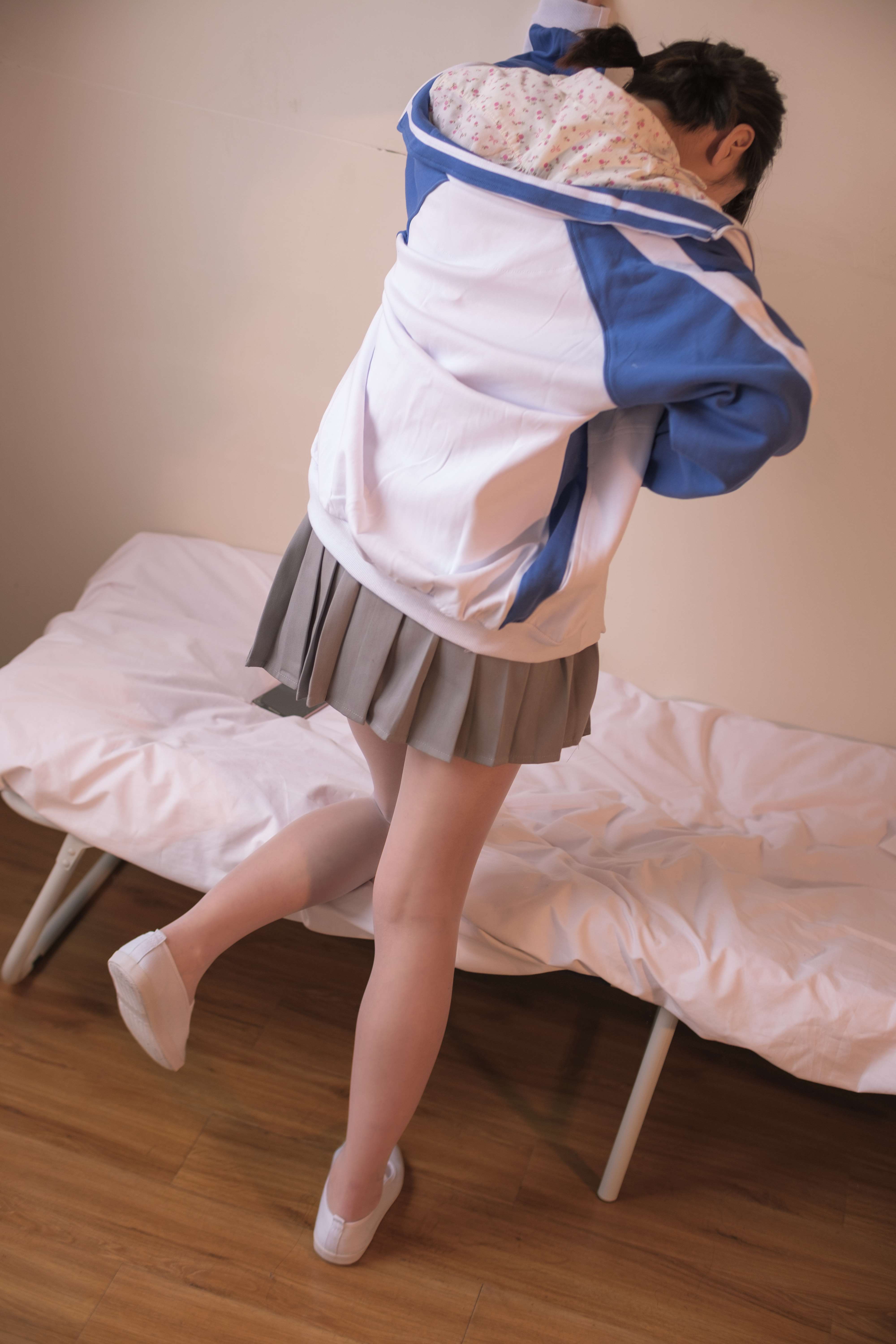 《少女校服白丝袜脚丫+视频1个》作品图