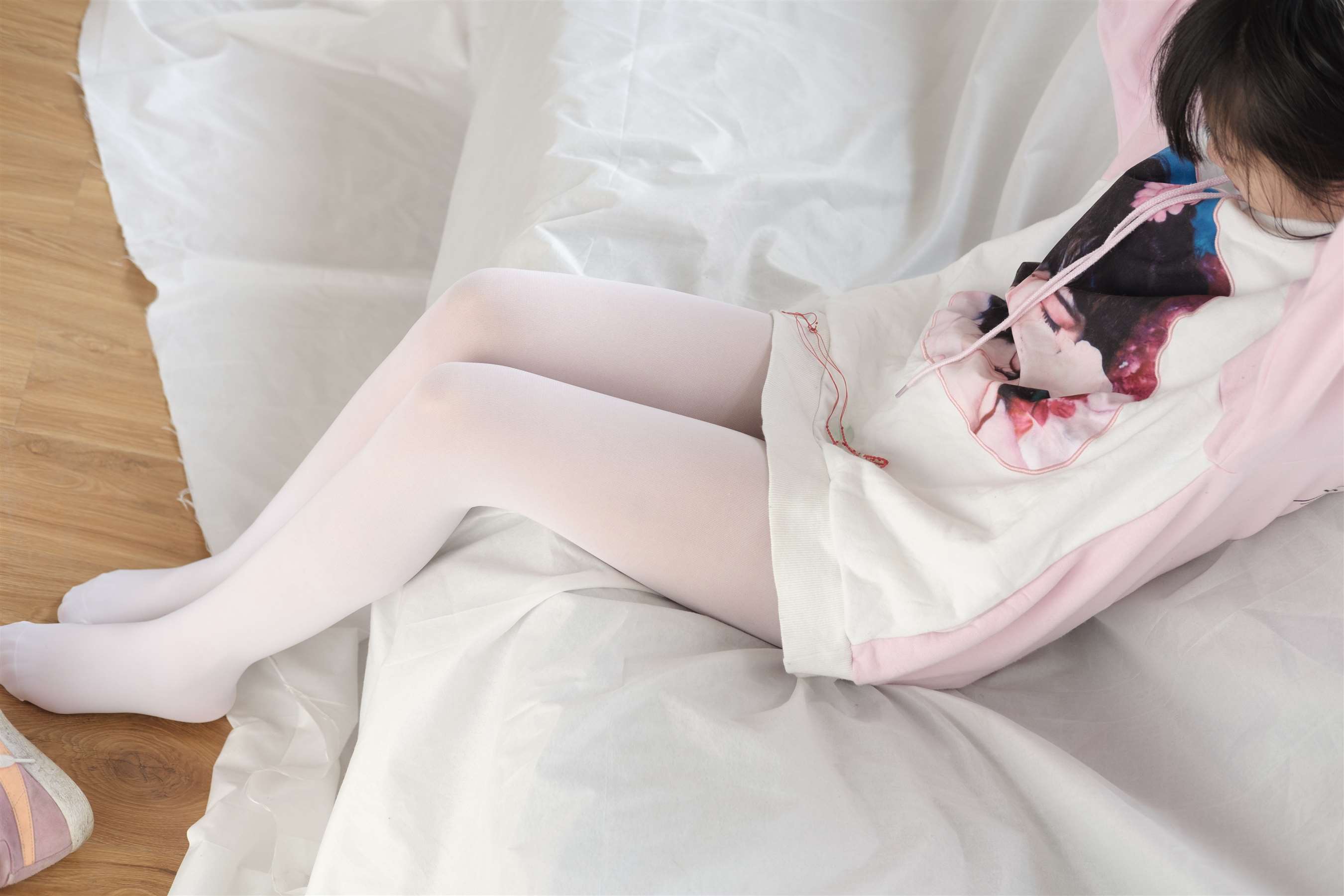 《白丝少女脱袜过程+视频1个》作品图