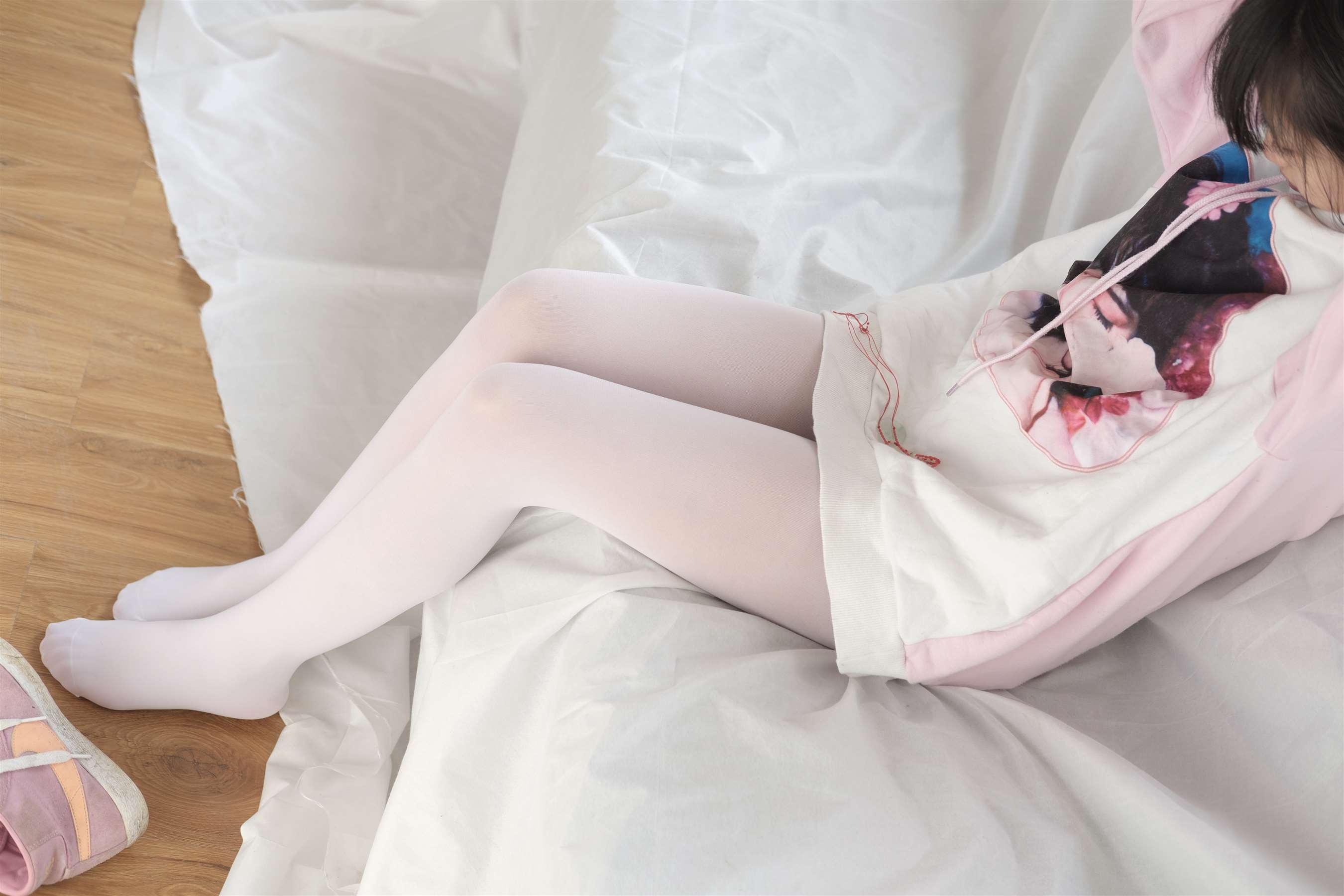 《白丝少女脱袜过程+视频1个》作品图