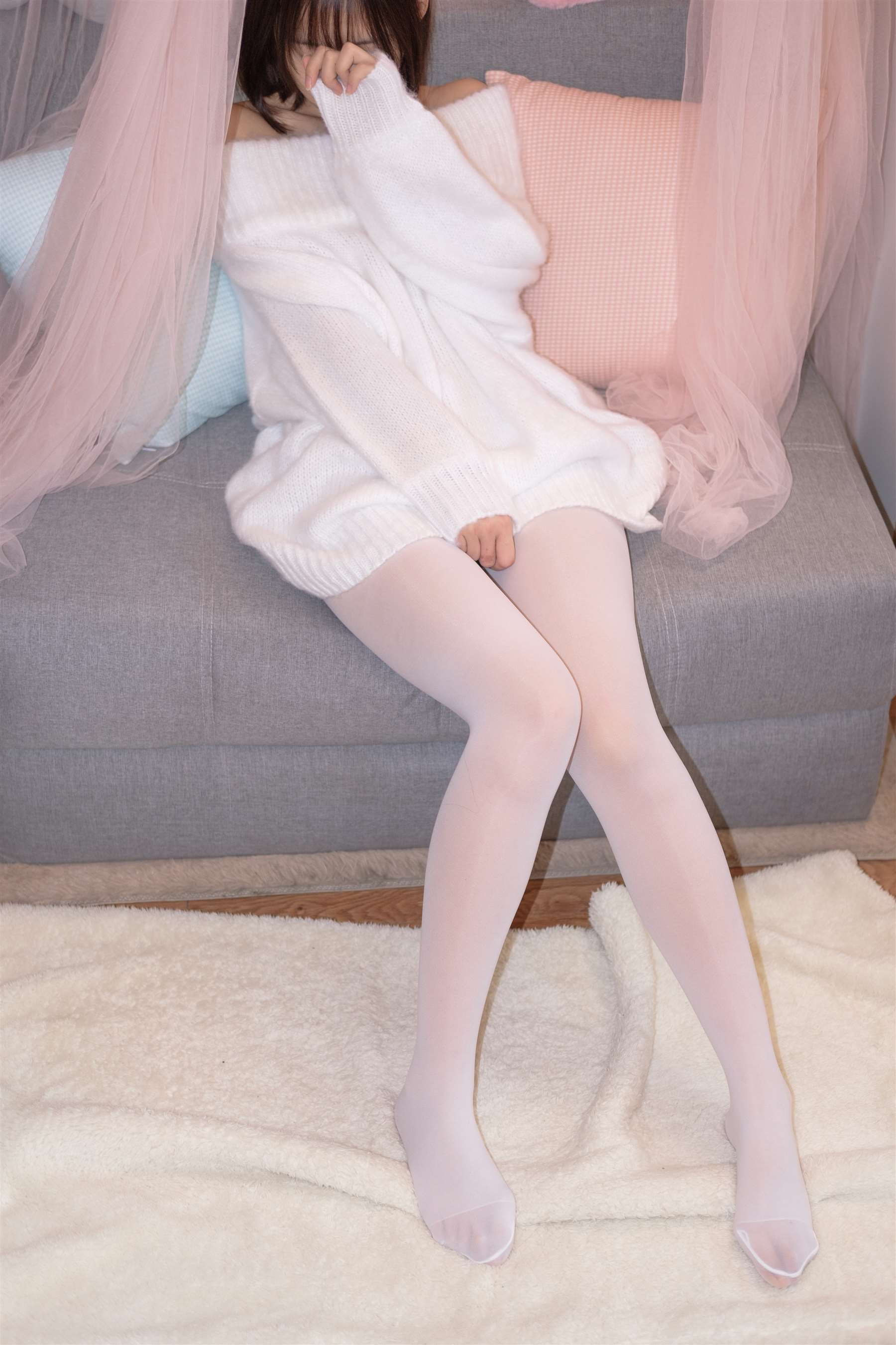 《少女白丝脚丫的诱惑+视频1个》作品图