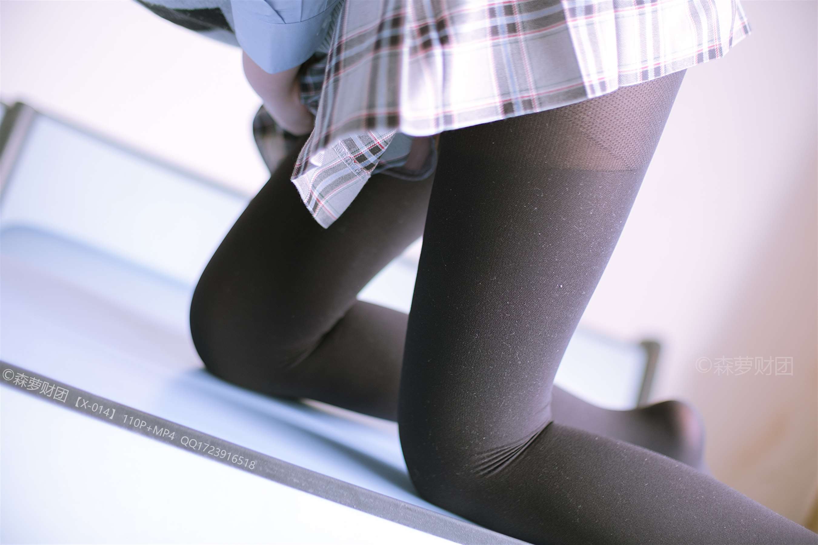 《少女教室里的黑丝脚丫+视频1个》作品图