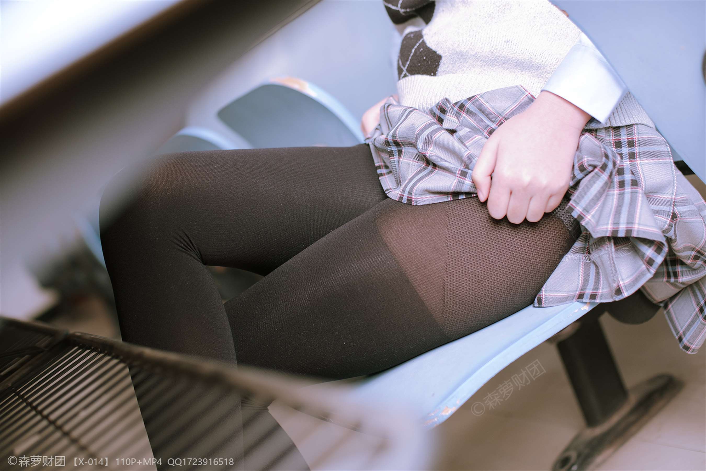 《少女教室里的黑丝脚丫+视频1个》作品图