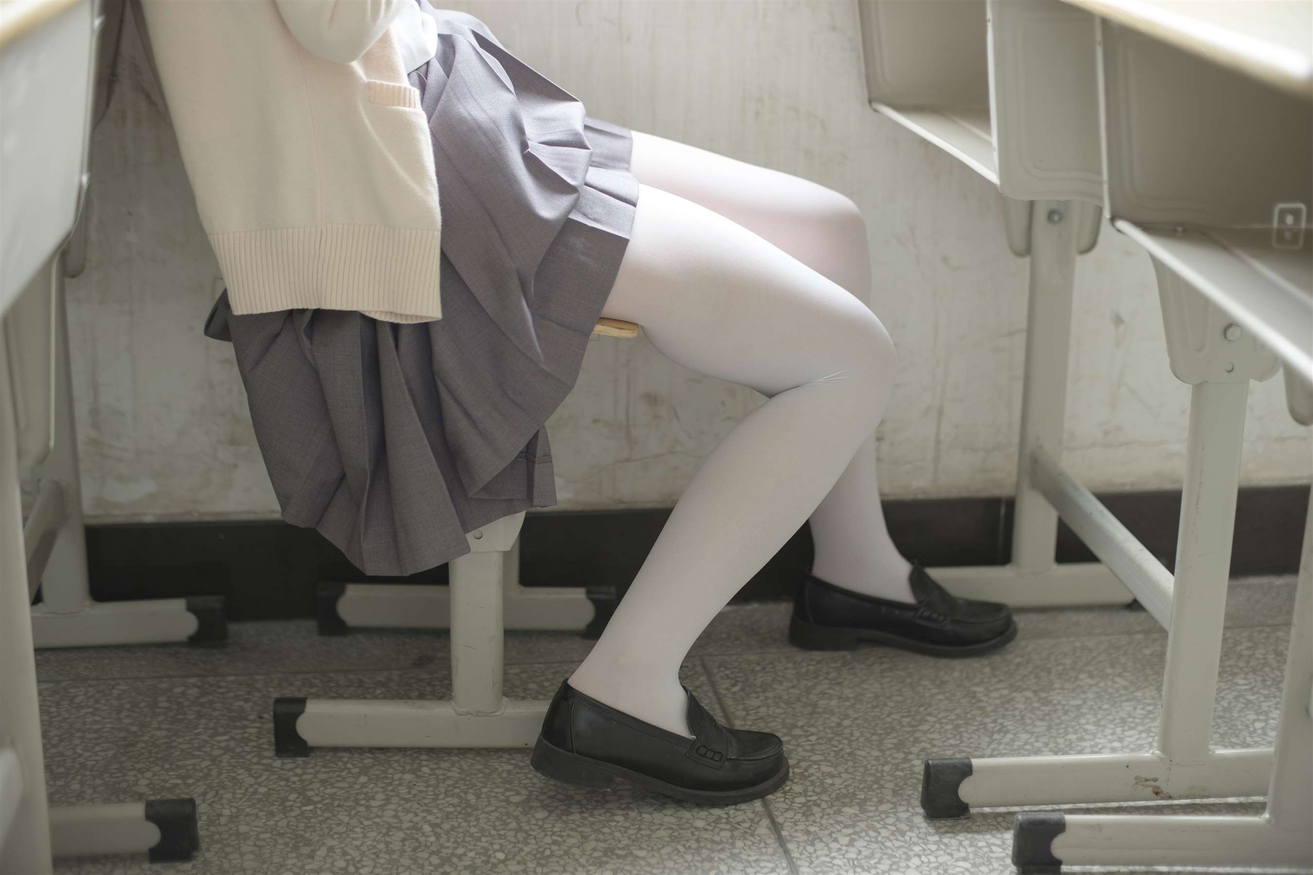 《教室水手服の白丝脚丫+视频1个》作品图