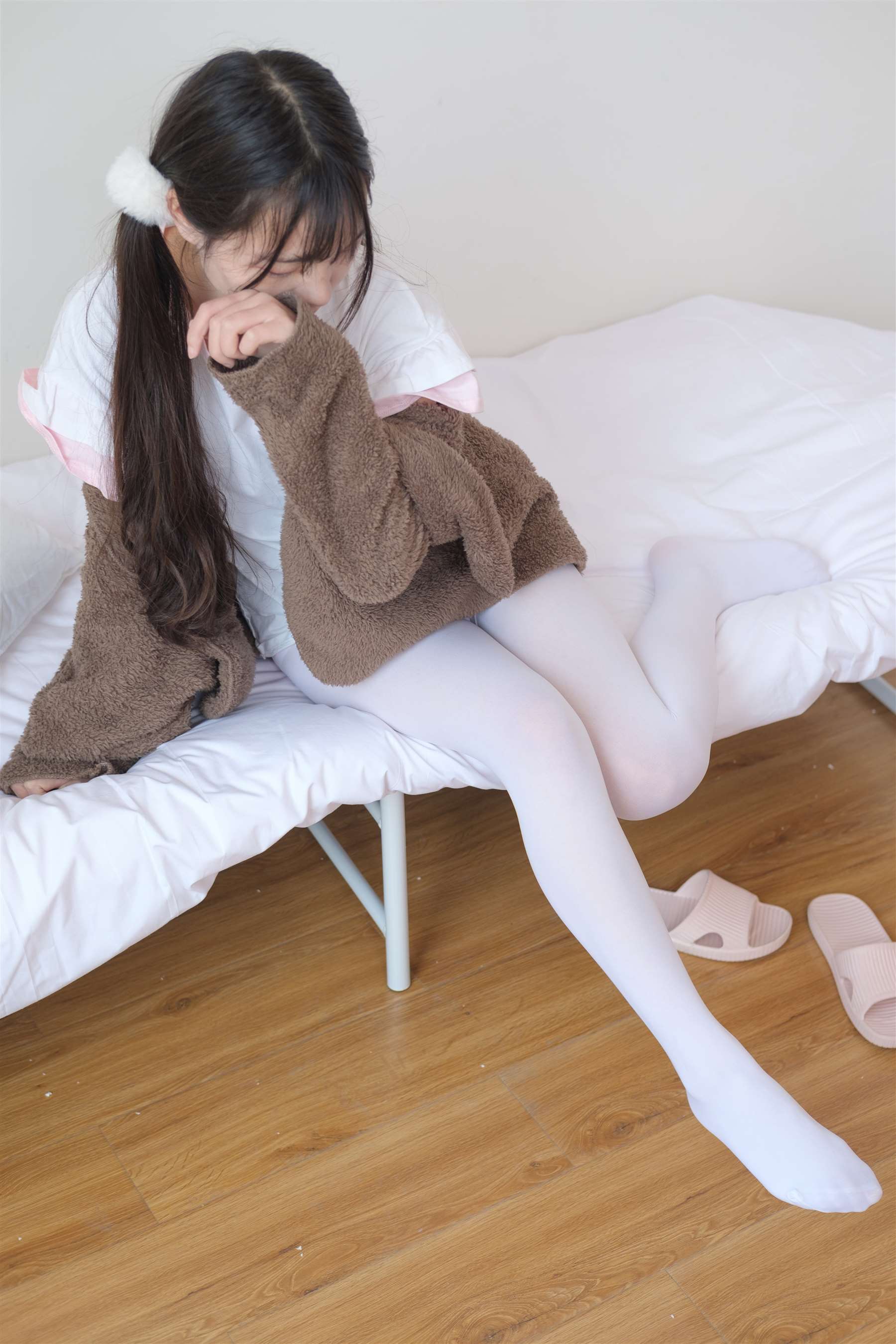 《白丝袜脚丫的诱惑+视频1个》作品图