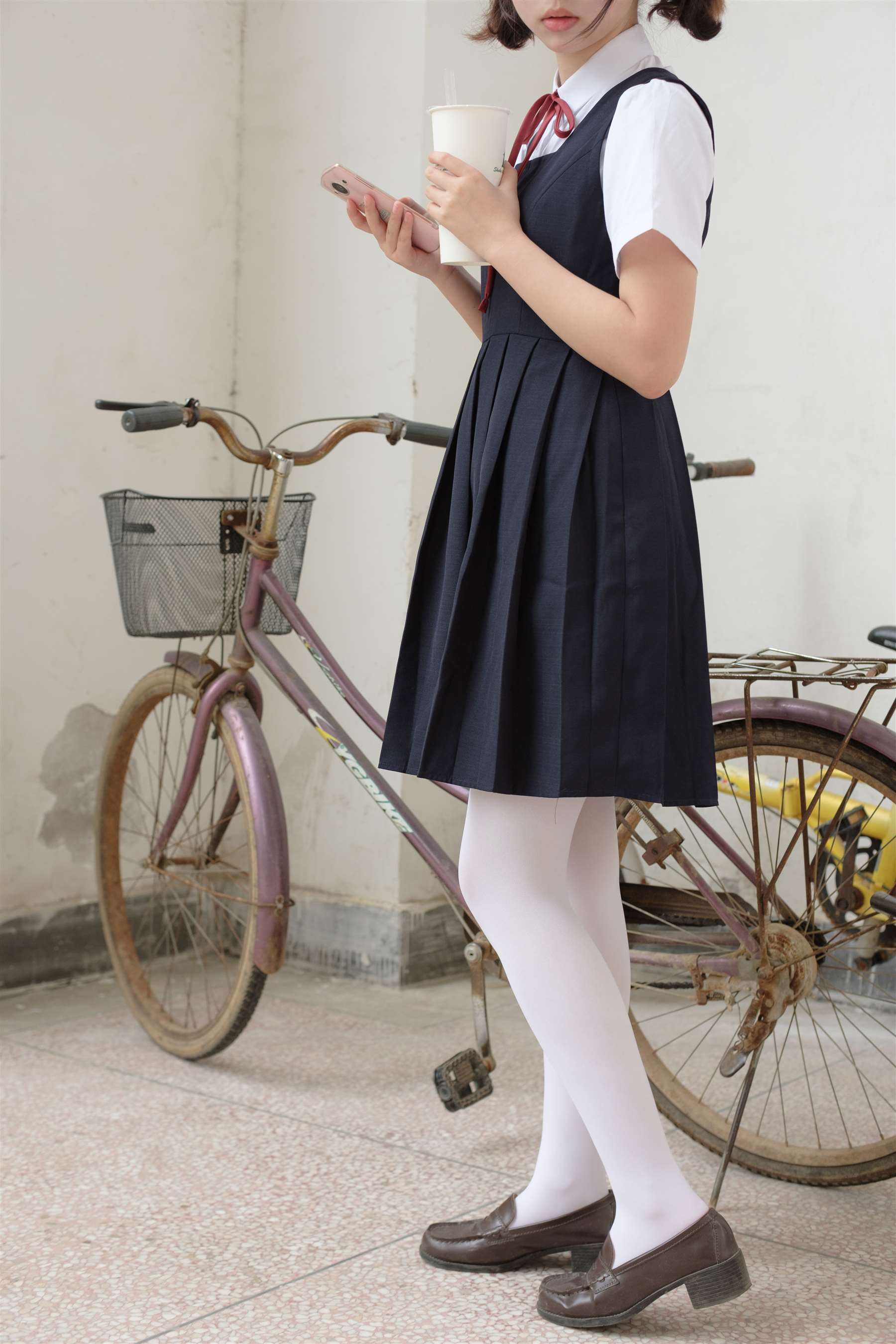 《教室里的白丝脚丫+视频1个》作品图