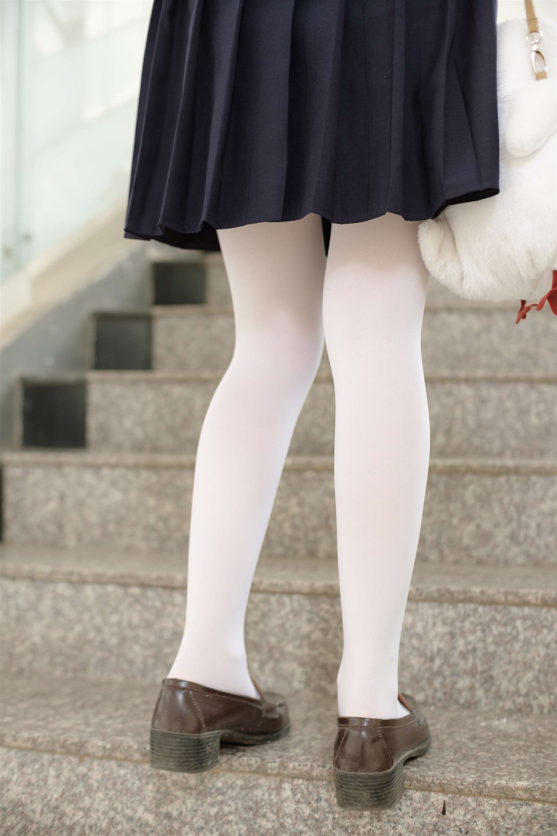 《教室里的白丝脚丫+视频1个》作品图