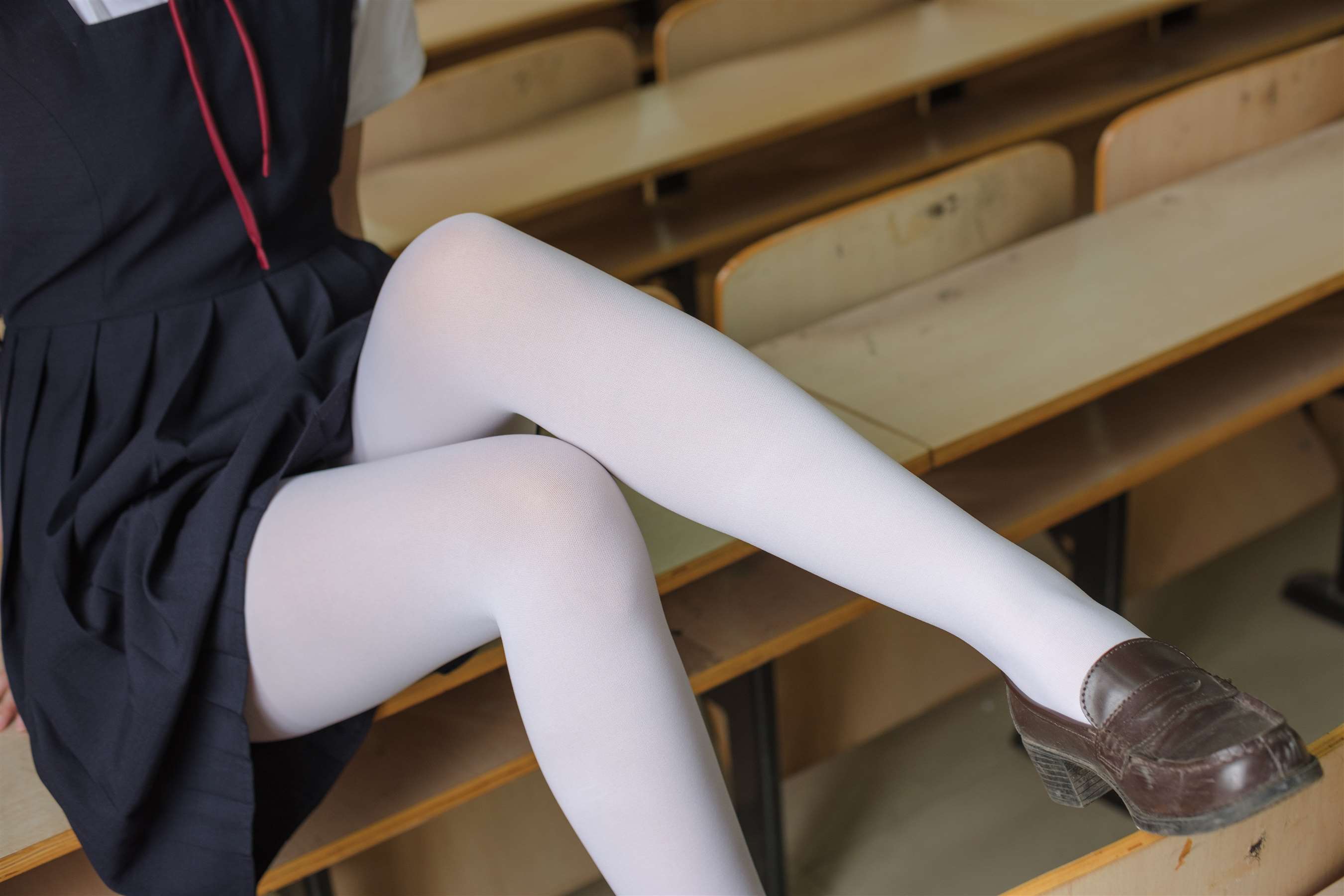 《教室里的白丝脚丫+视频1个》作品图