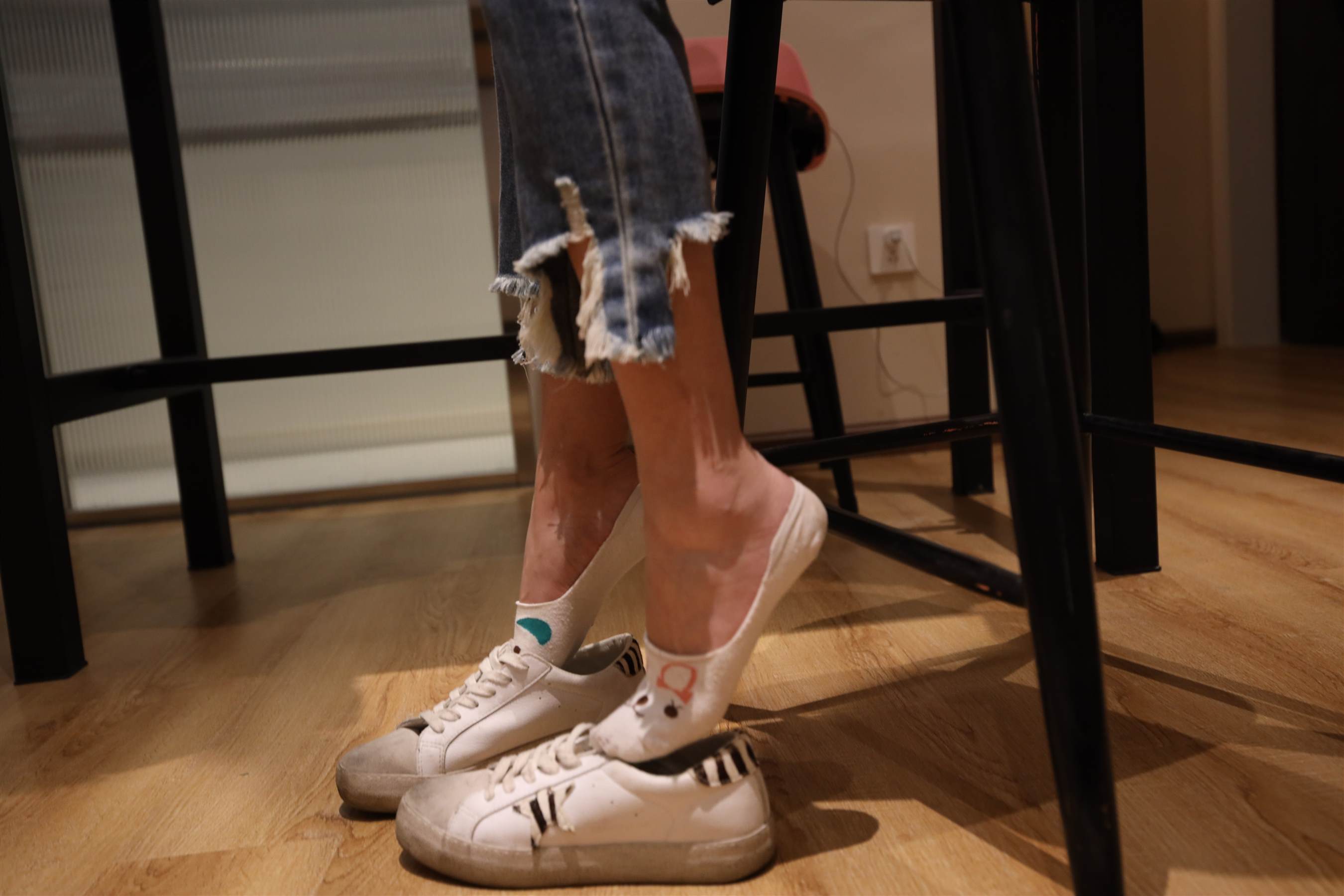 《脏脏的板鞋船袜の裸足脚丫》作品图