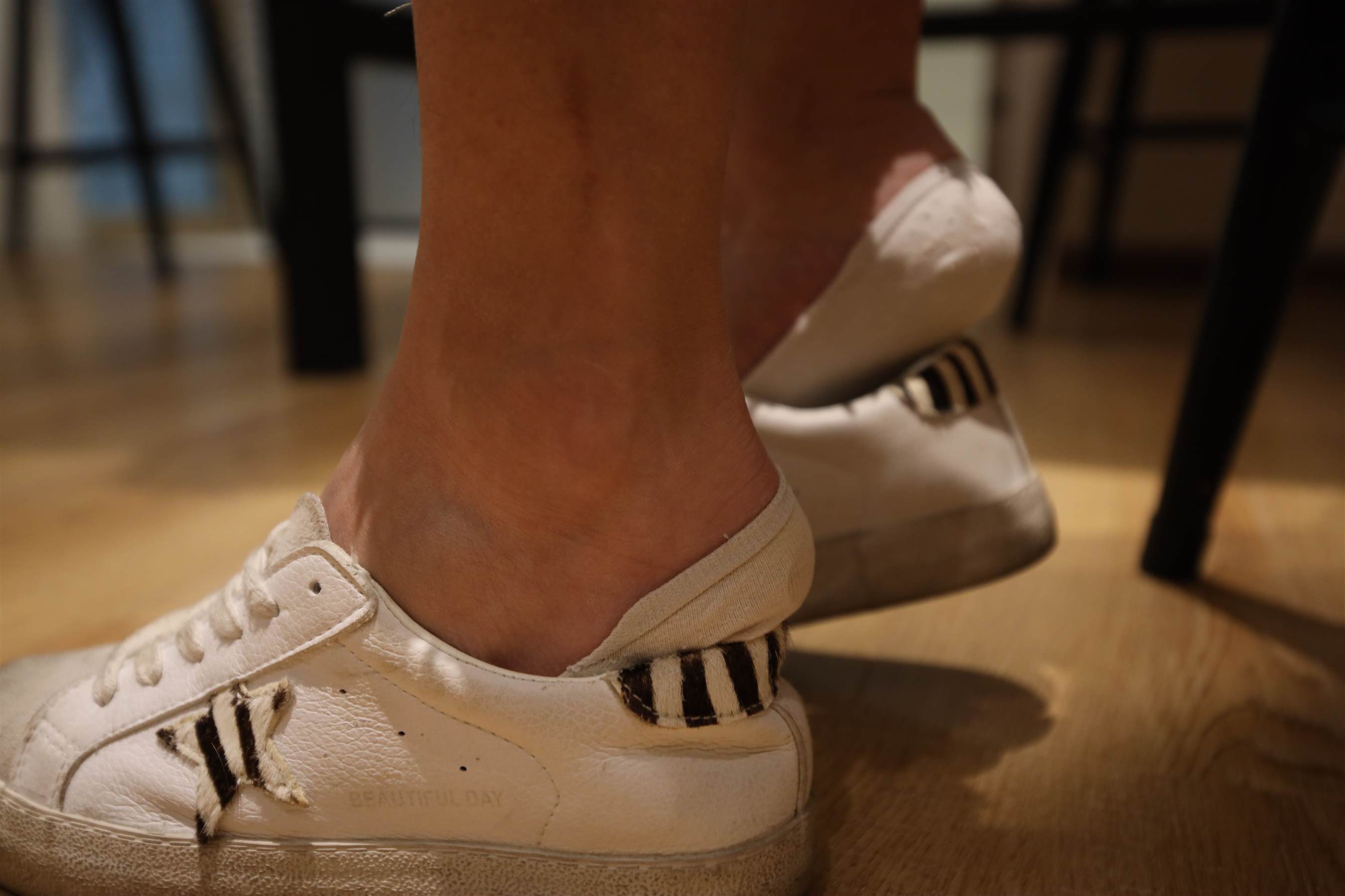 《脏脏的板鞋船袜の裸足脚丫》作品图