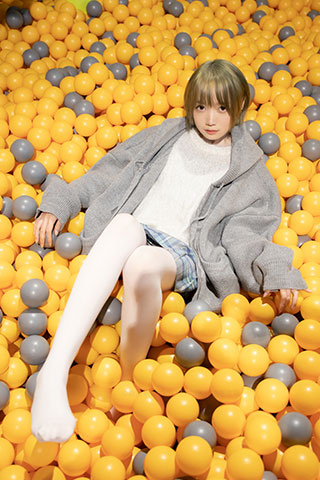海洋球小姑娘 