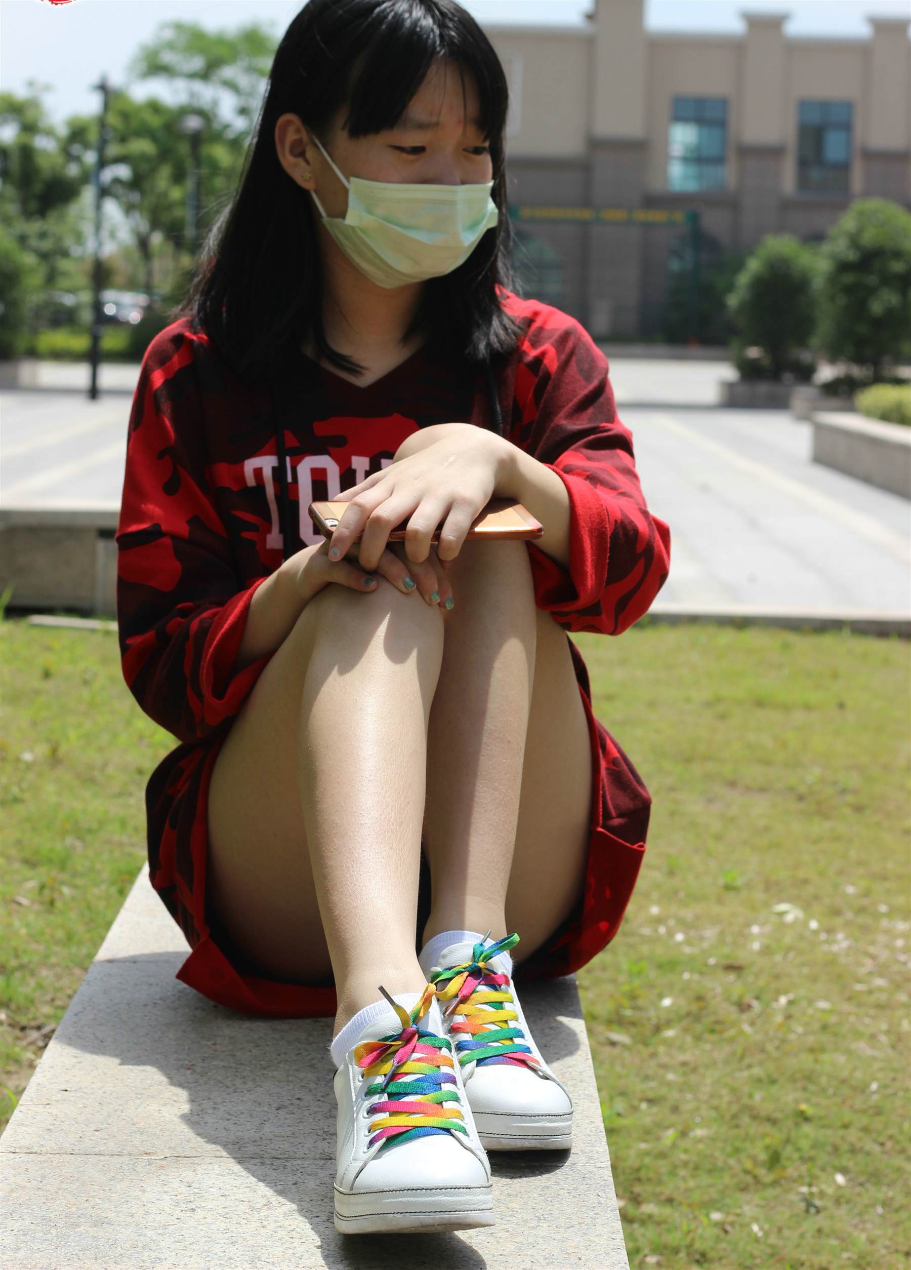 《口罩少女の白棉袜脚丫》作品图