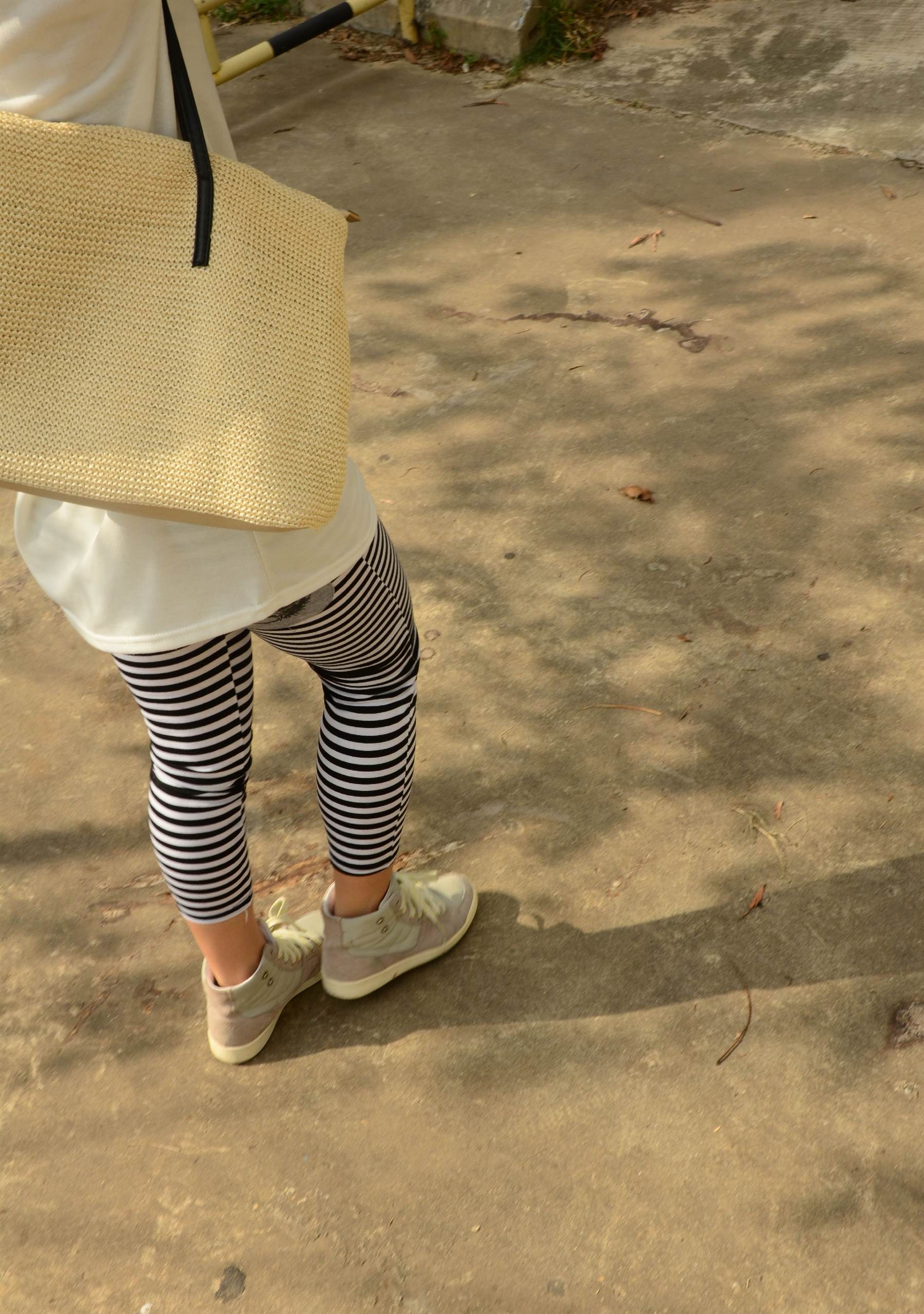 《小姐姐板鞋黄船袜》作品图