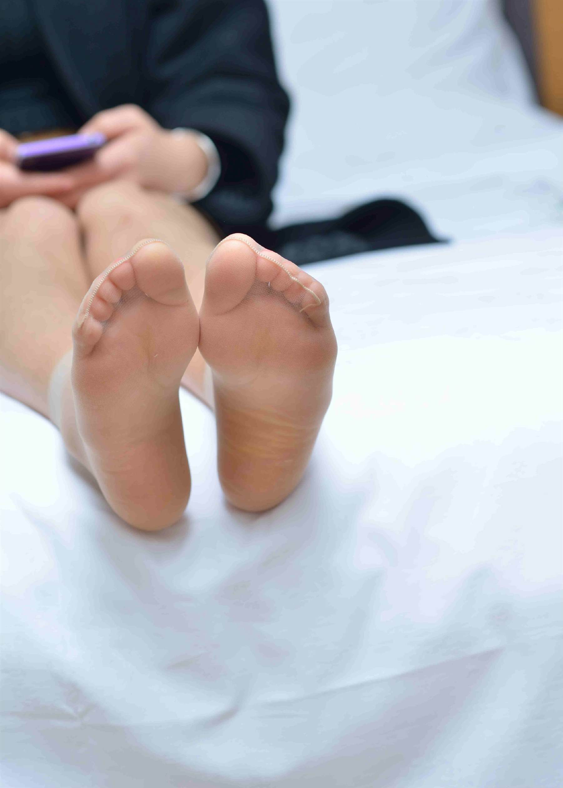 《小雪儿的丝袜の裸足脚丫》作品图