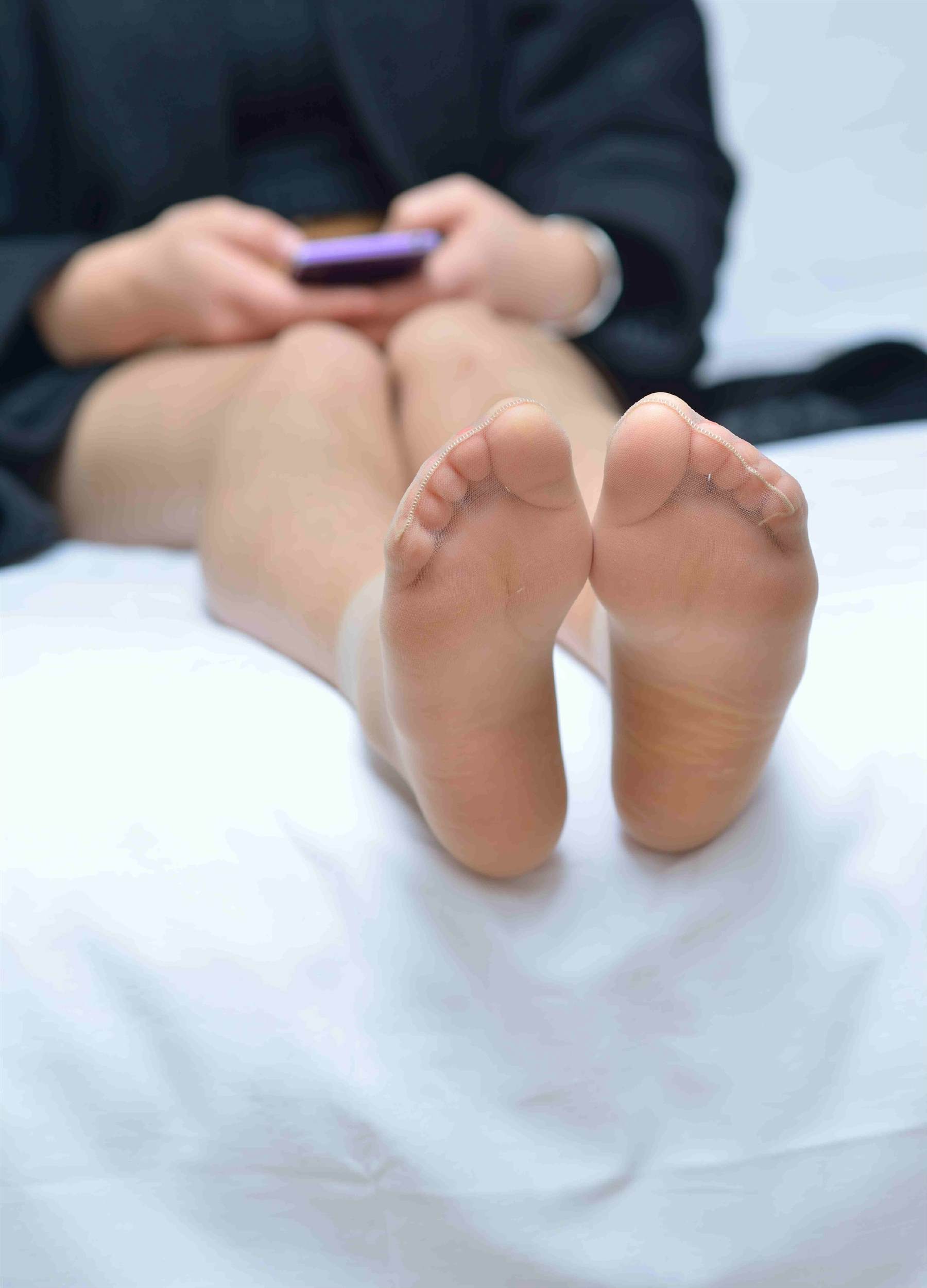 《小雪儿的丝袜の裸足脚丫》作品图