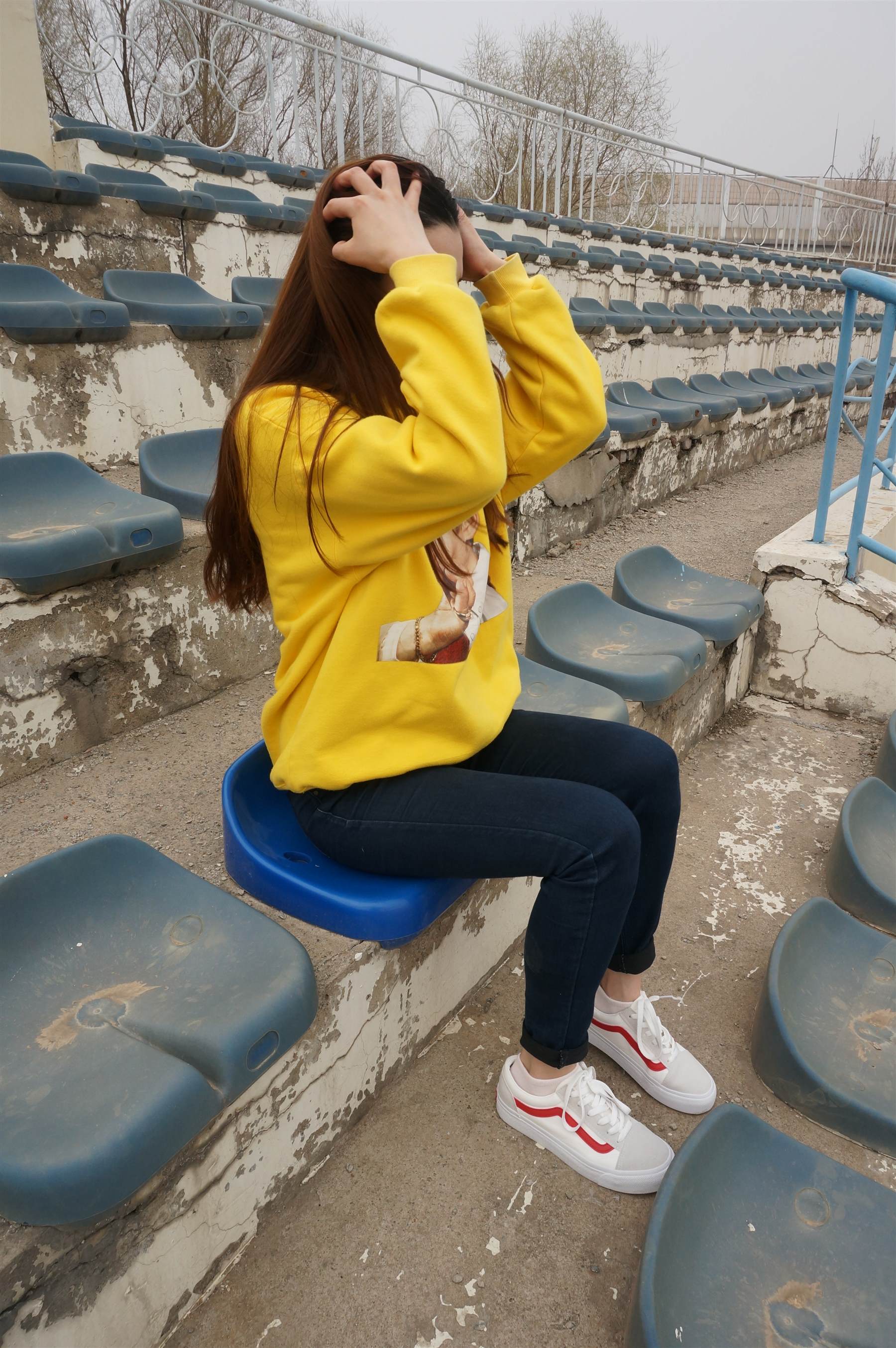 《操场牛仔裤棉袜の裸足脚丫》作品图