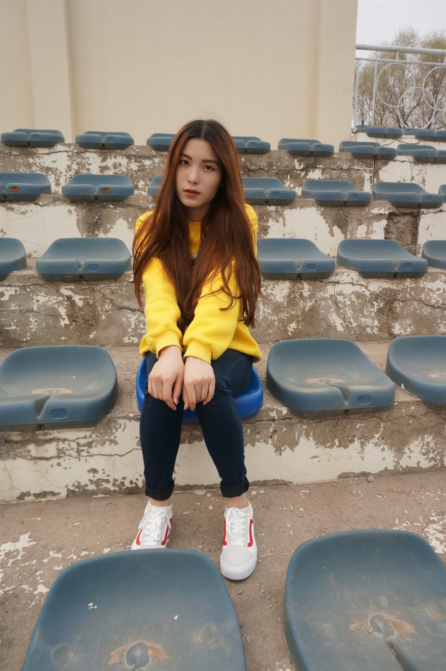 《操场牛仔裤棉袜の裸足脚丫》作品图