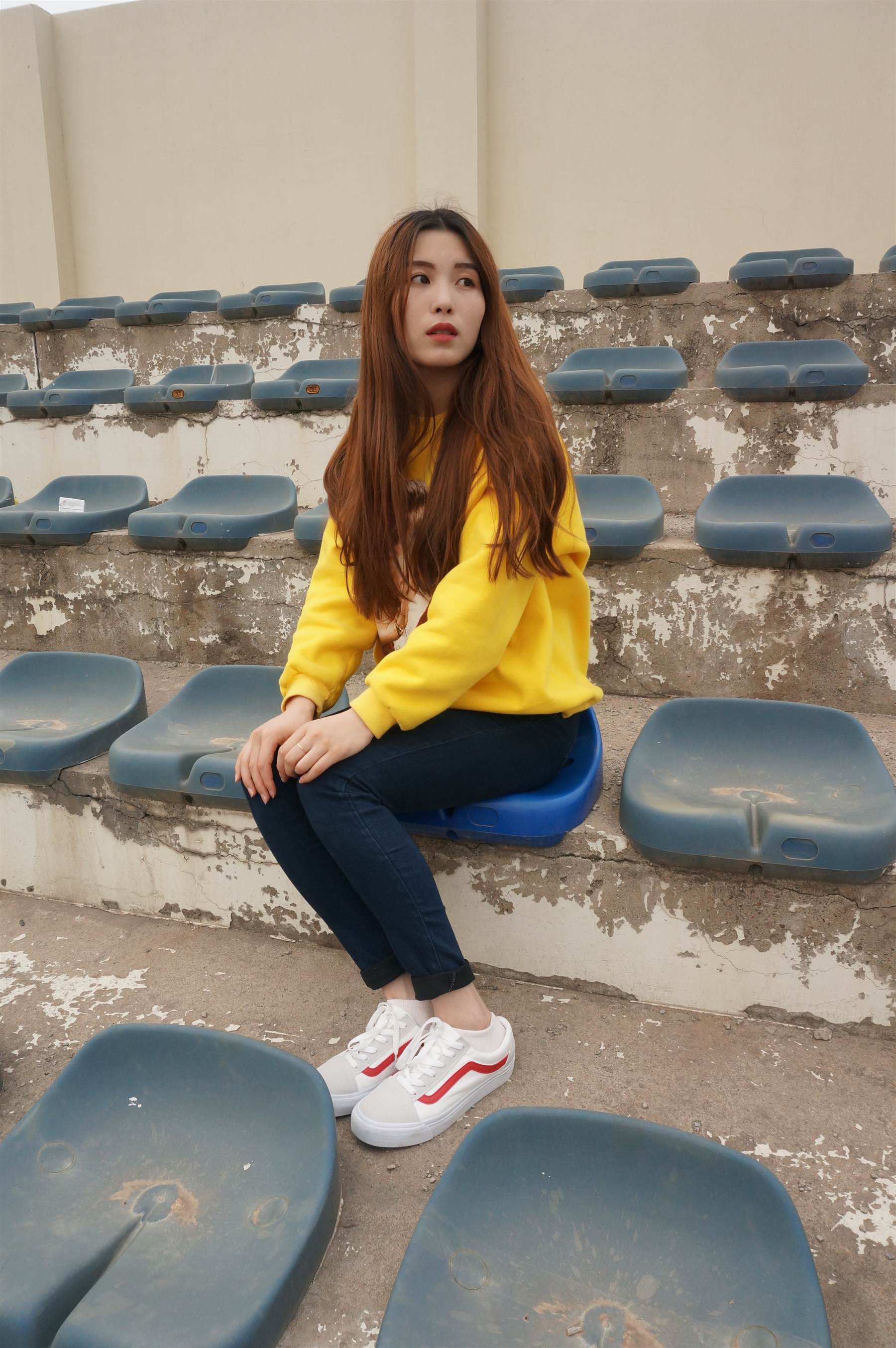 《操场牛仔裤棉袜の裸足脚丫》作品图