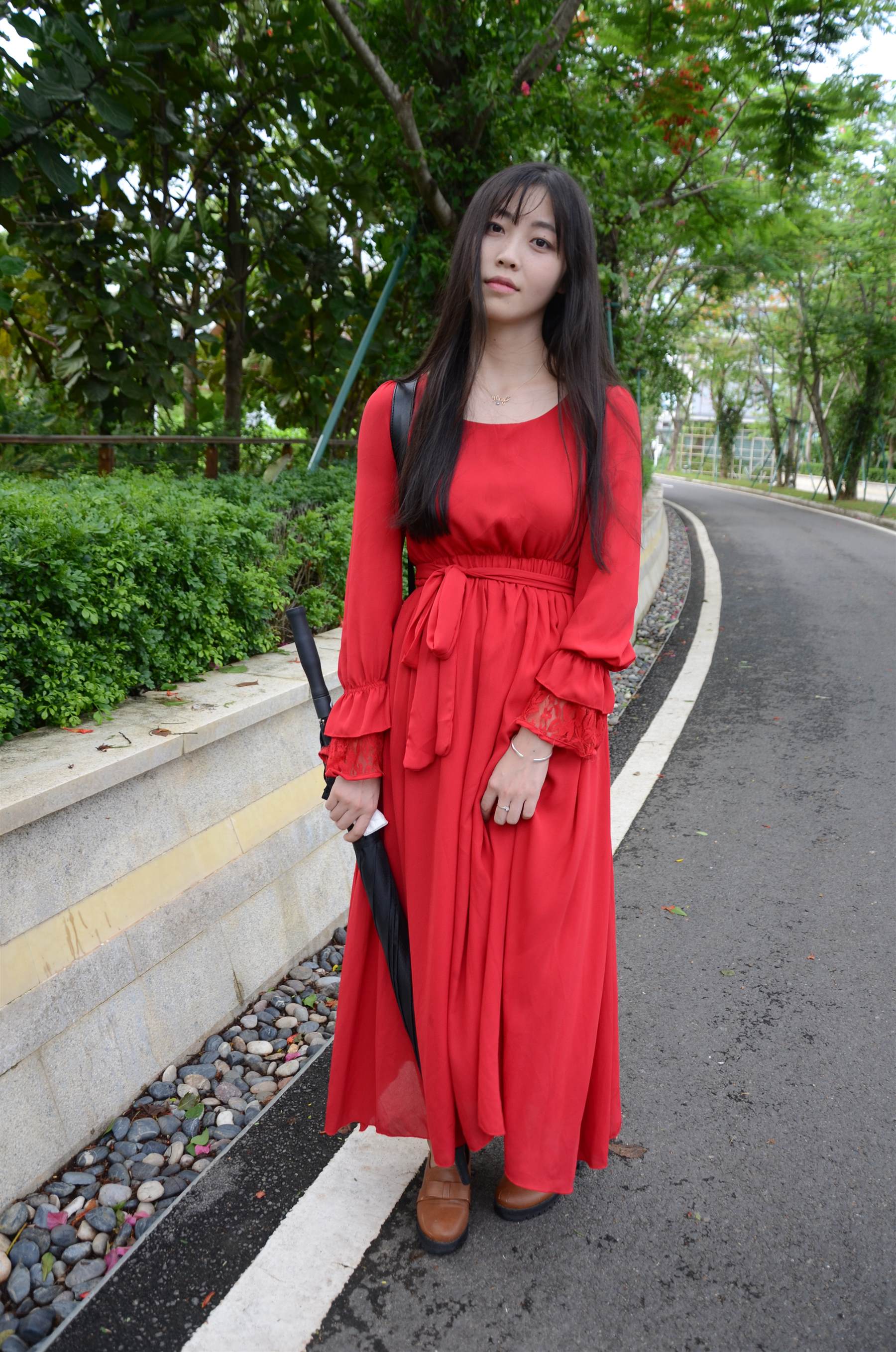 《红裙少女公园踏青》作品图