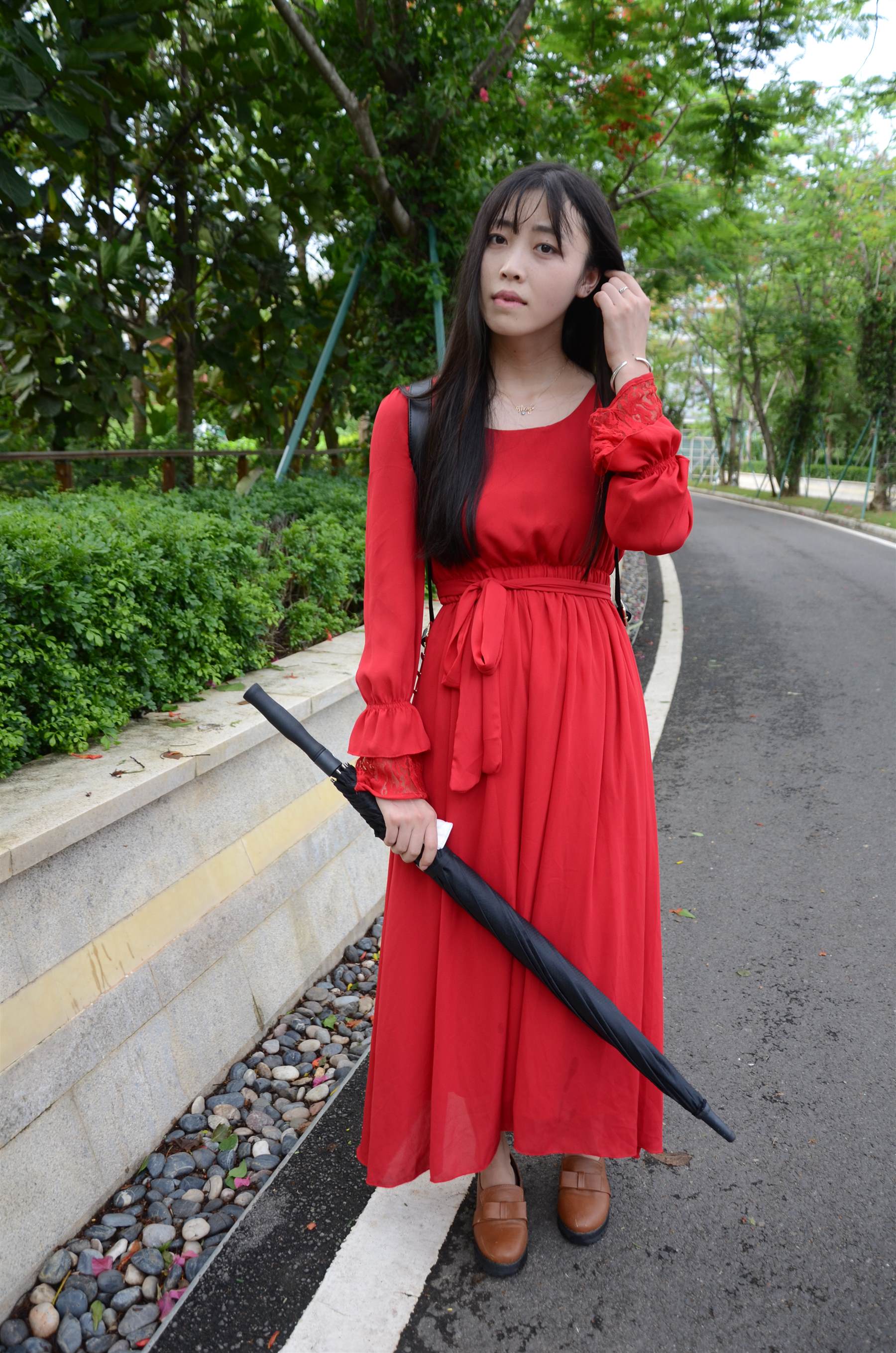 《红裙少女公园踏青》作品图