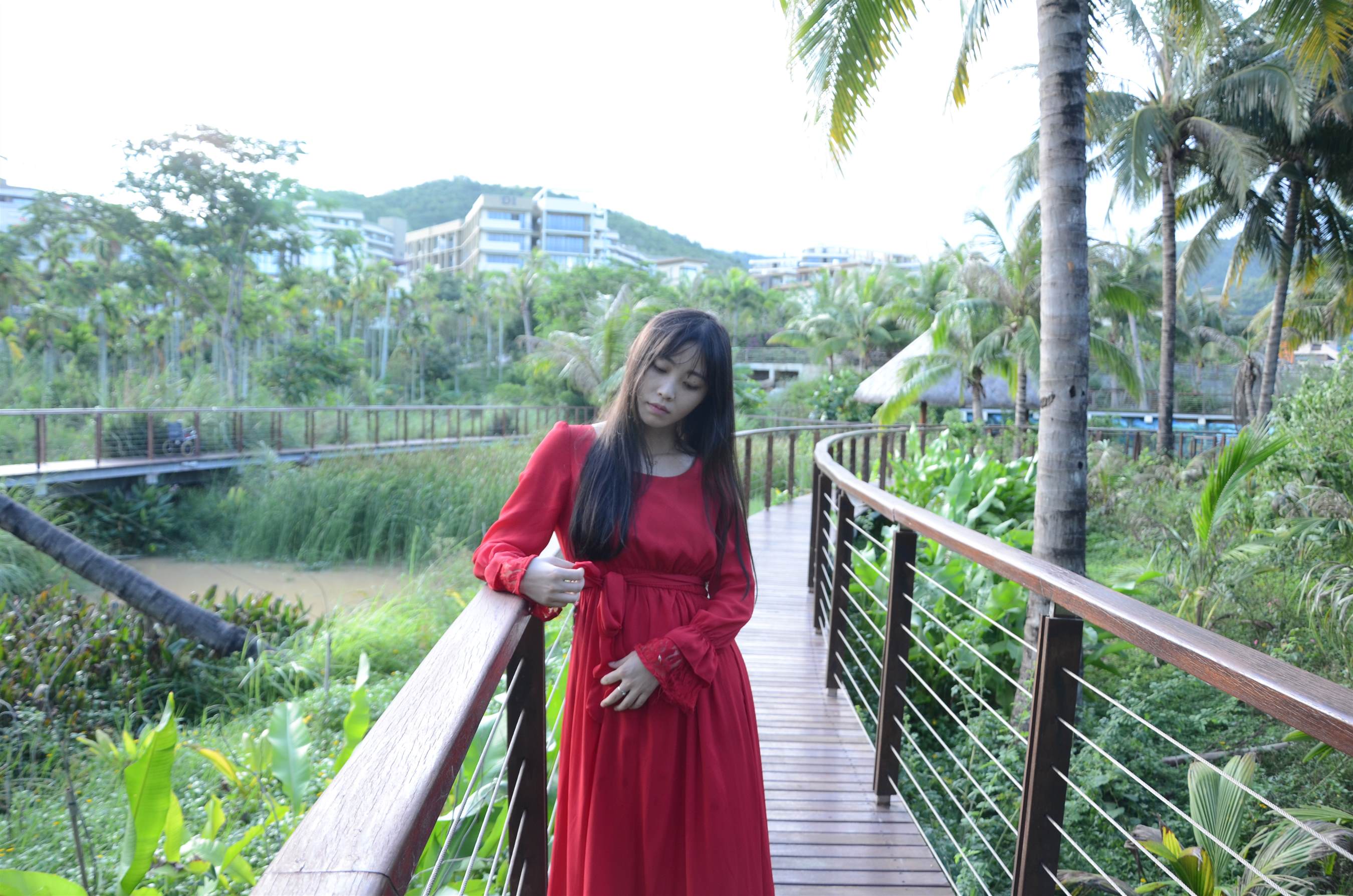 《红裙少女公园踏青》作品图