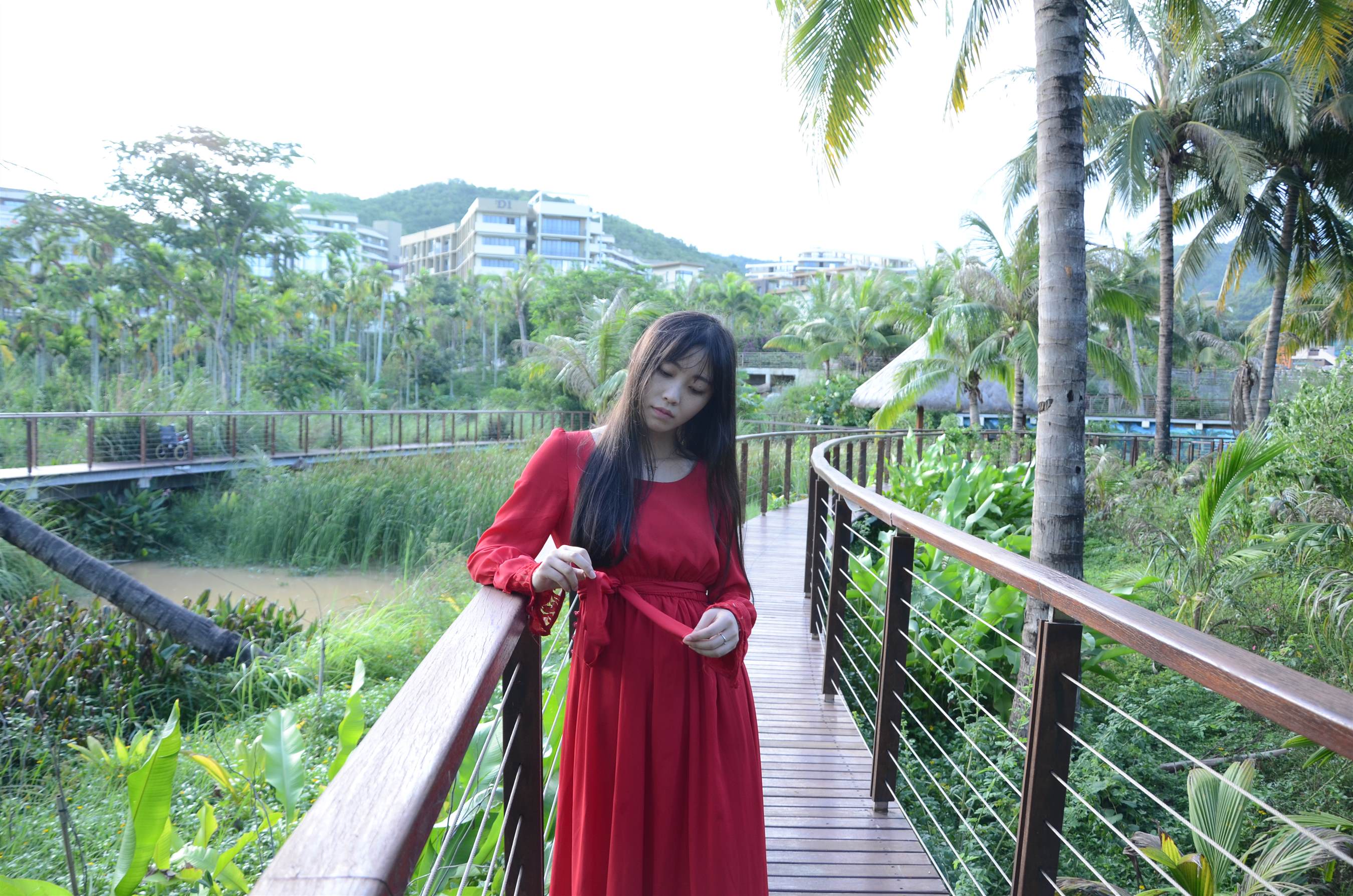 《红裙少女公园踏青》作品图